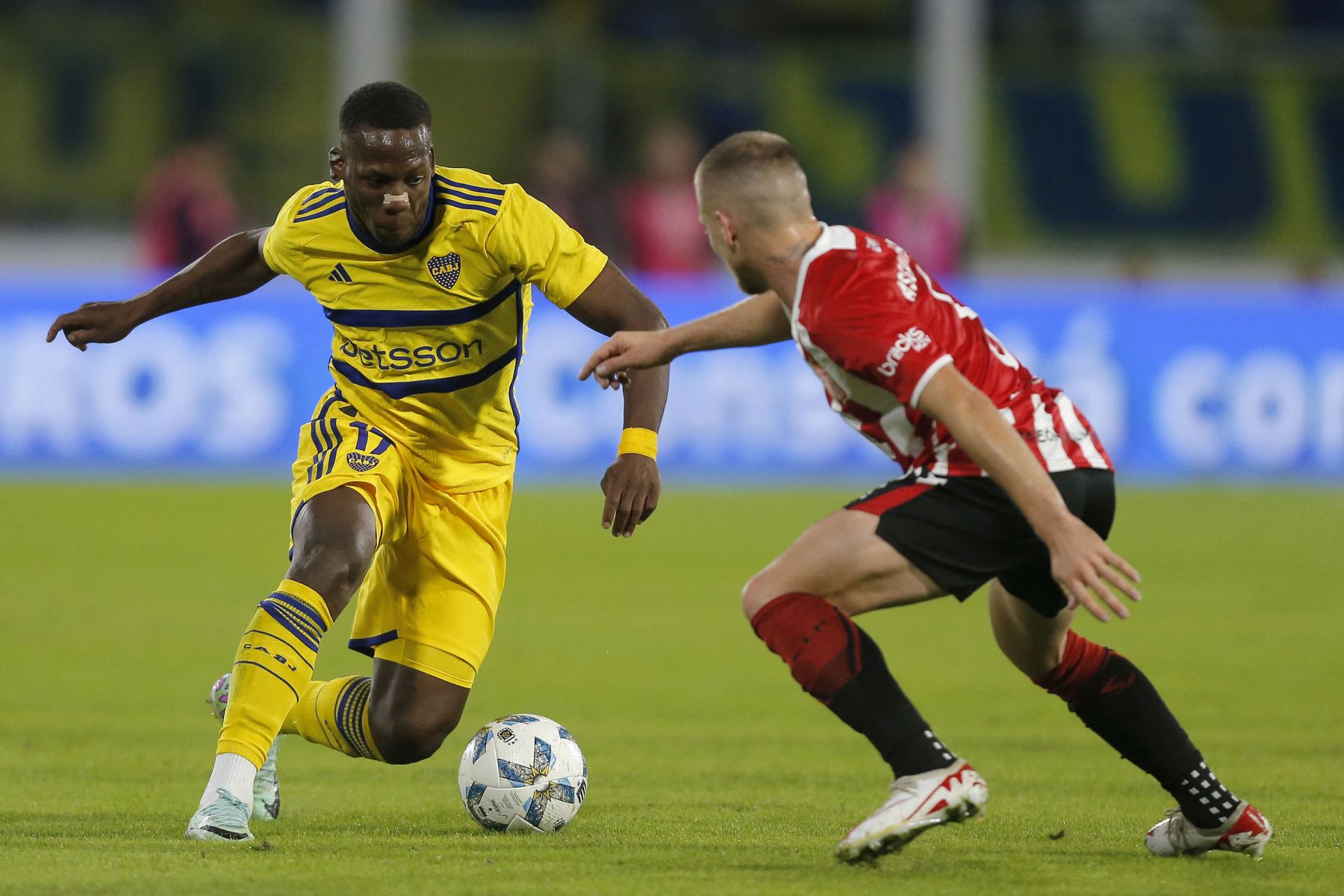 El defensor peruano de Boca Juniors, Luis Advíncula, y el mediocampista de Estudiantes, Santiago Ascacibar, luchan por el balón durante el partido de semifinales de la Copa de la Liga Argentina de Fútbol Profesional entre Estudiantes de La Plata y Boca Juniors en el estadio Mario Alberto Kempes de Córdoba, Argentina.
Foto: AFP