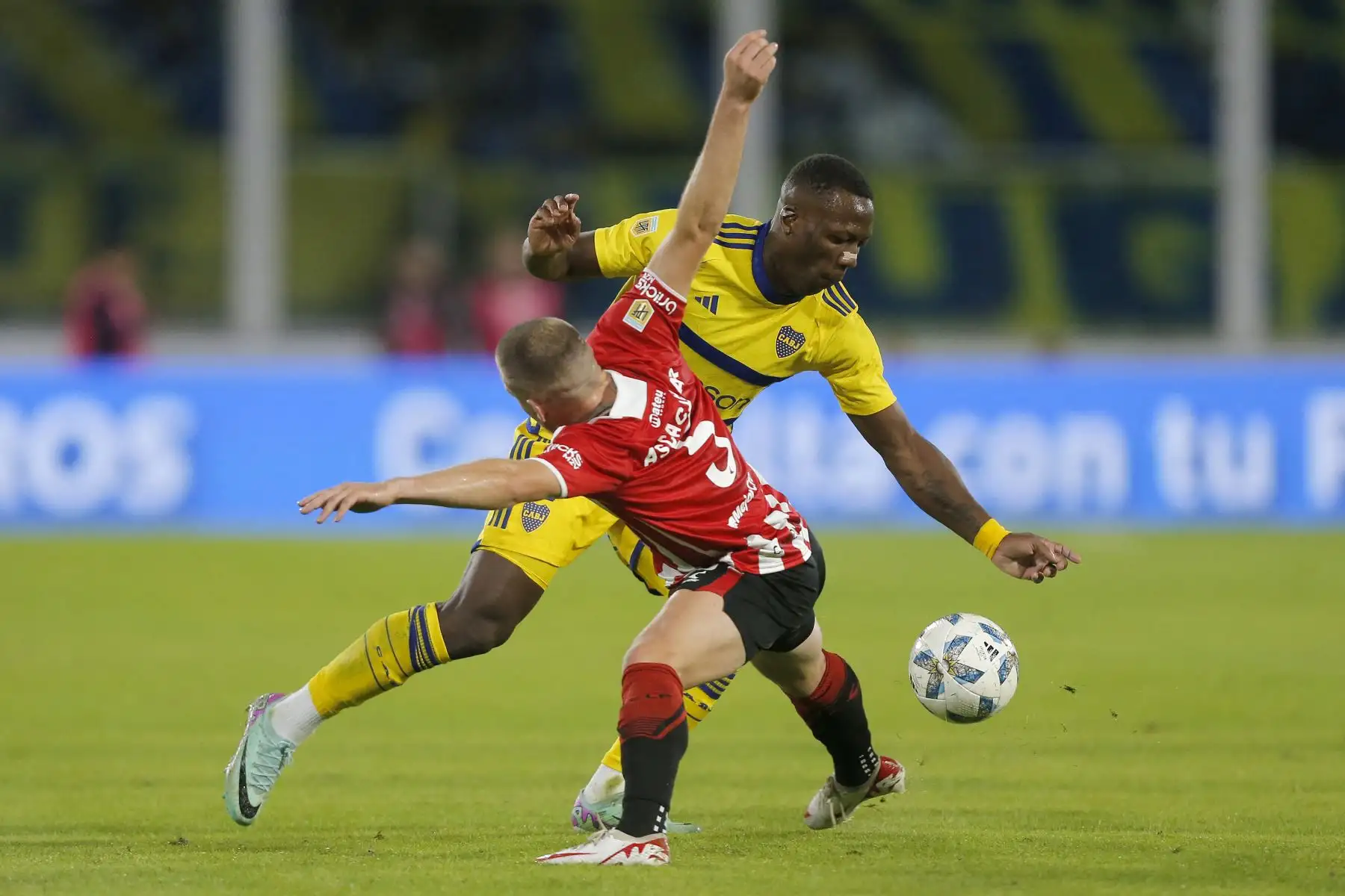 El defensa peruano de Boca Juniors, Luis Advíncula y el mediocampista de Estudiantes, Santiago Ascacibar, luchan por el balón durante el partido de semifinales de la Copa de la Liga Argentina de Fútbol Profesional entre Estudiantes de La Plata y Boca Juniors en el Estadio Mario Alberto Kempes de Córdoba, Argentina.
Foto: AFP