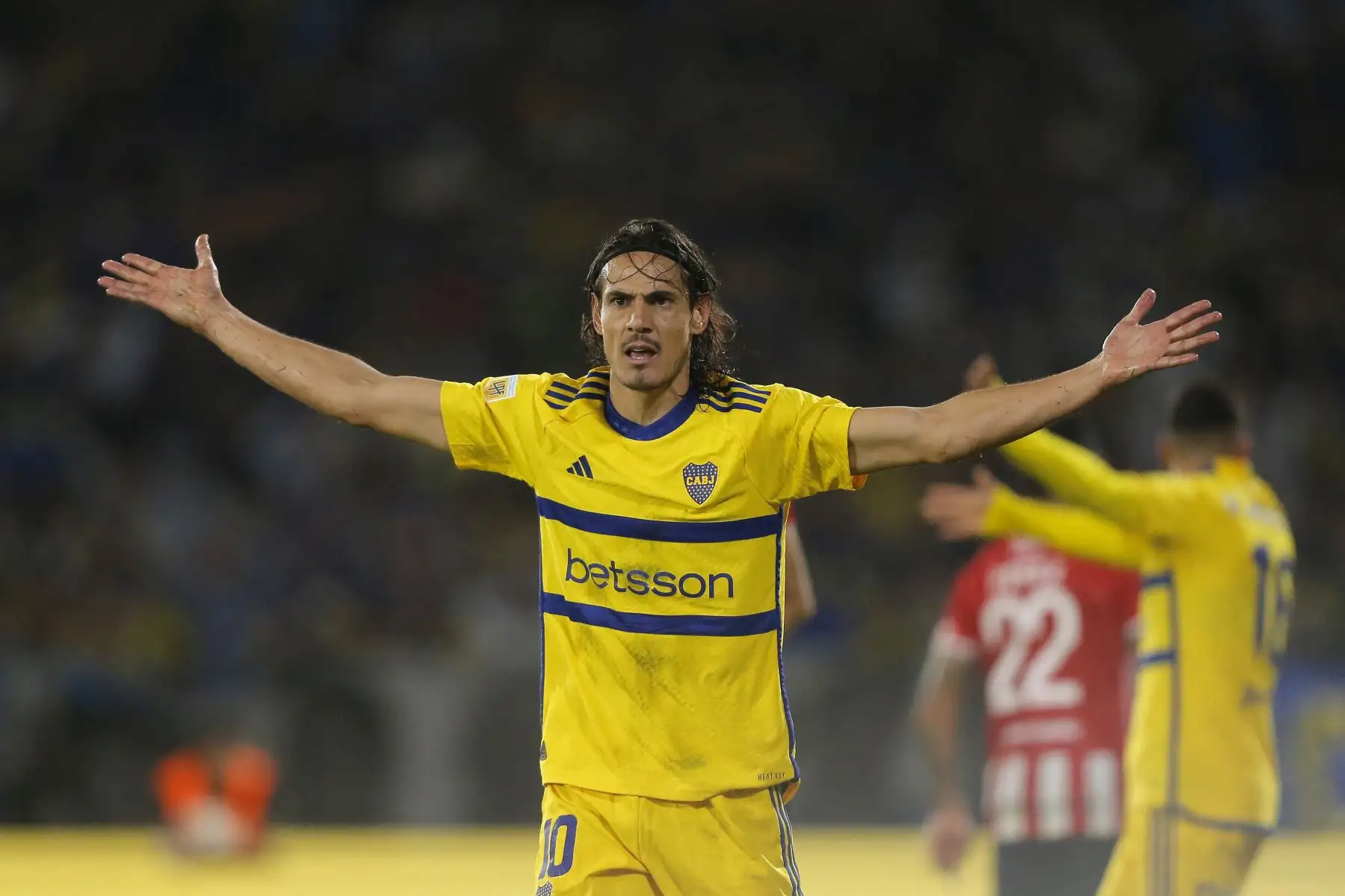 El delantero uruguayo de Boca Juniors, Edinson Cavani, protesta por la decisión del árbitro durante el partido semifinal de la Copa de la Liga Argentina de Fútbol Profesional entre Estudiantes de La Plata y Boca Juniors en el Estadio Mario Alberto Kempes de Córdoba, Argentina.
Foto: AFP