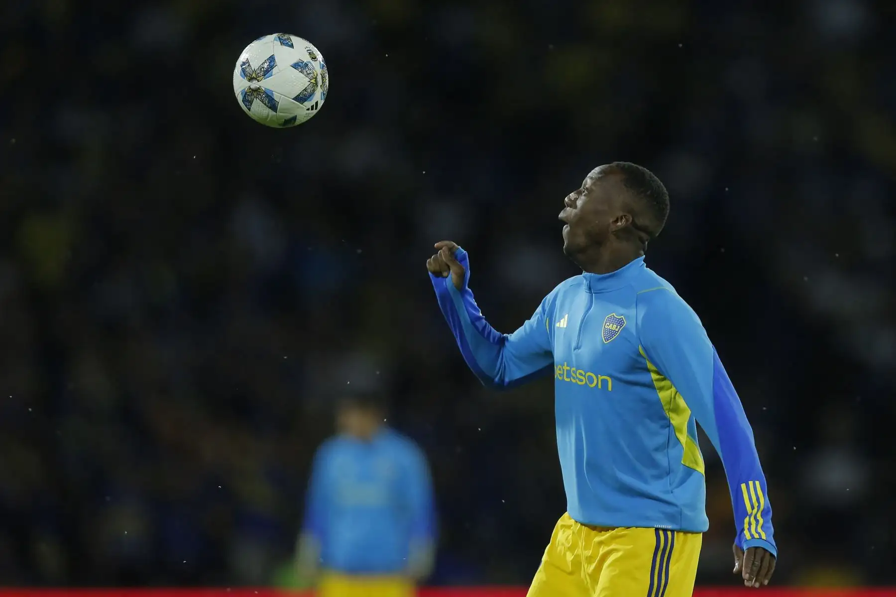 El defensa peruano de Boca Juniors, Luis Advíncula, mira el balón durante el calentamiento previo al partido semifinal de la Copa de la Liga Argentina de Fútbol Profesional entre Estudiantes de La Plata y Boca Juniors en el Estadio Mario Alberto Kempes de Córdoba, Argentina.
Foto: AFP