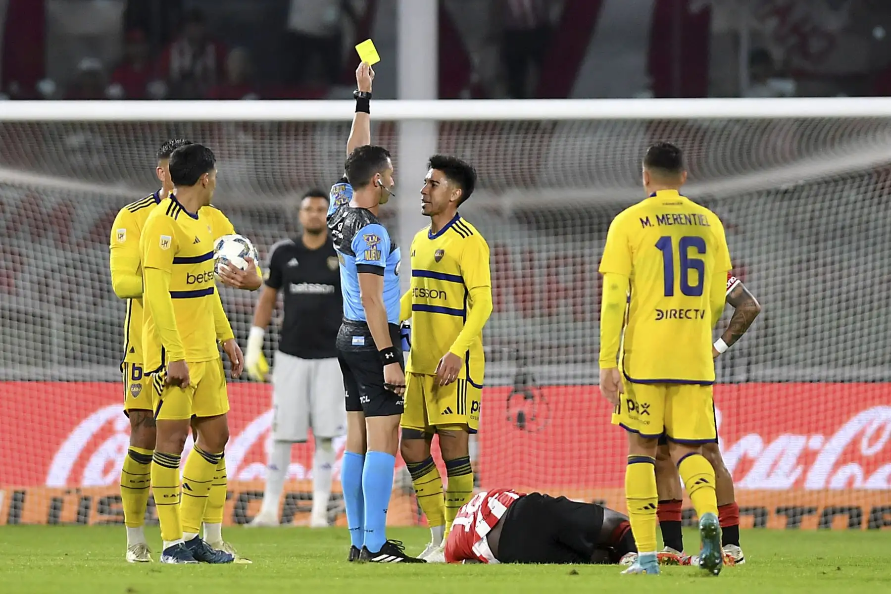 El árbitro Nazareno Arasa muestra tarjeta amarilla a Guillermo Fernández de Boca Juniors durante un partido semifinal de la Copa de la Liga Profesional 2024 entre Estudiantes y Boca Juniors en el Estadio Mario Alberto Kempes.
Foto: AFP