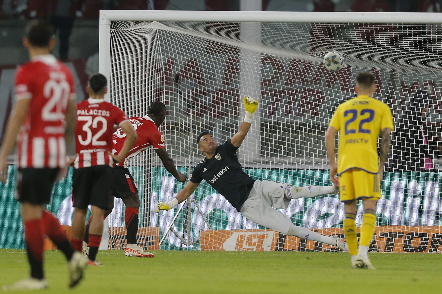 El portero de Boca Juniors, Sergio Romero , no logra detener un tiro penal del delantero colombiano de Estudiantes, Edwin Cetre , durante el partido semifinal de la Copa de la Liga Argentina de Fútbol Profesional entre Estudiantes de La Plata y Boca Juniors en el Estadio Mario Alberto Kempes. en Córdoba, Argentina.
Foto: AFP