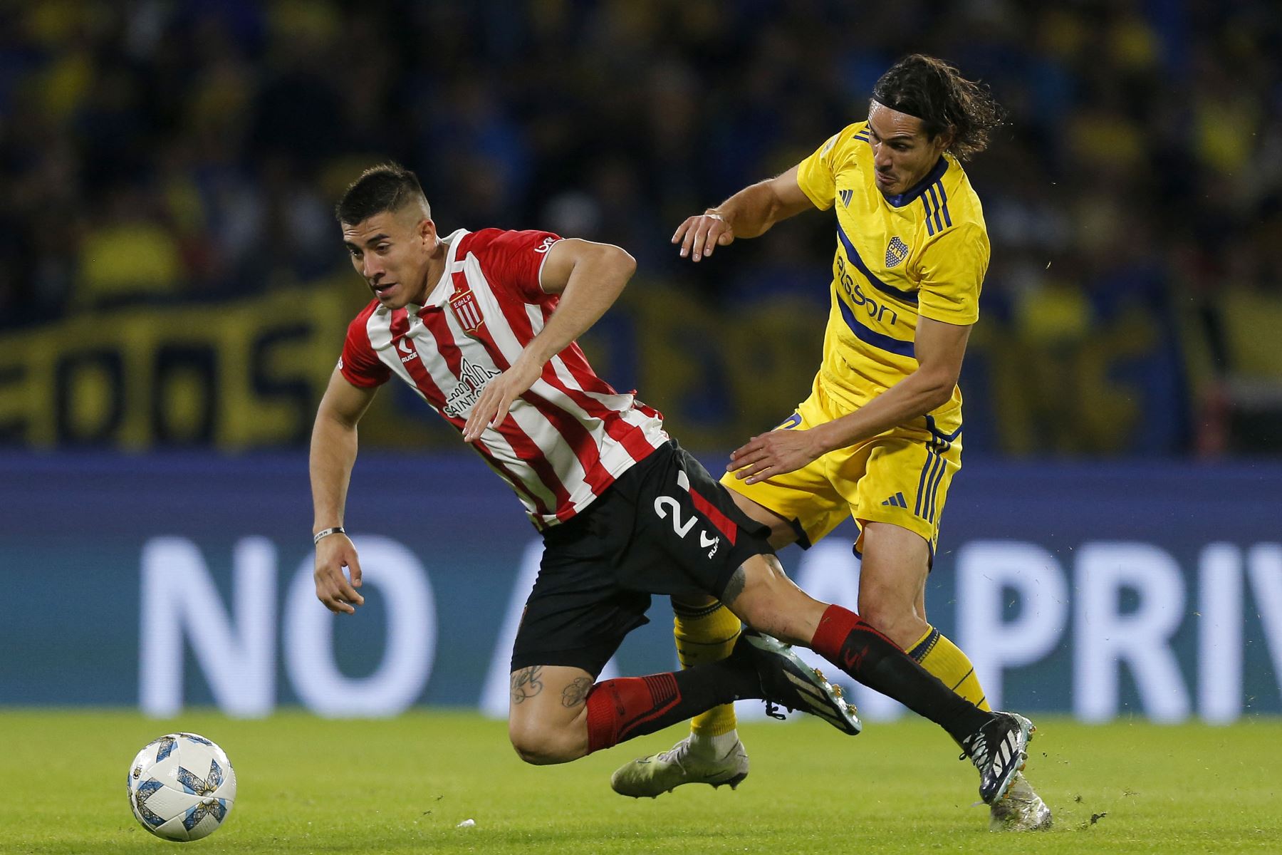 El defensor de Estudiantes, Zaid Romero , y el delantero uruguayo de Boca Juniors, Edinson Cavani, luchan por el balón durante el partido de semifinales de la Copa de la Liga Argentina de Fútbol Profesional entre Estudiantes de La Plata y Boca Juniors en el estadio Mario Alberto Kempes de Córdoba, Argentina.
Foto: AFP