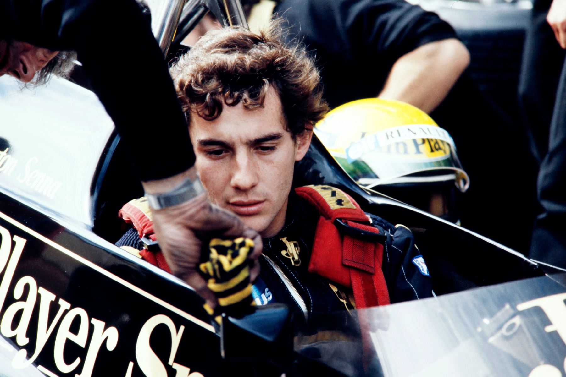 El piloto brasileño de Fórmula Uno Ayrton Senna se concentra a bordo del Lotus 97T el 23 de agosto de 1985 durante el Gran Premio de Holanda celebrado en el Circuito de Zandvoort.
Foto: AFP