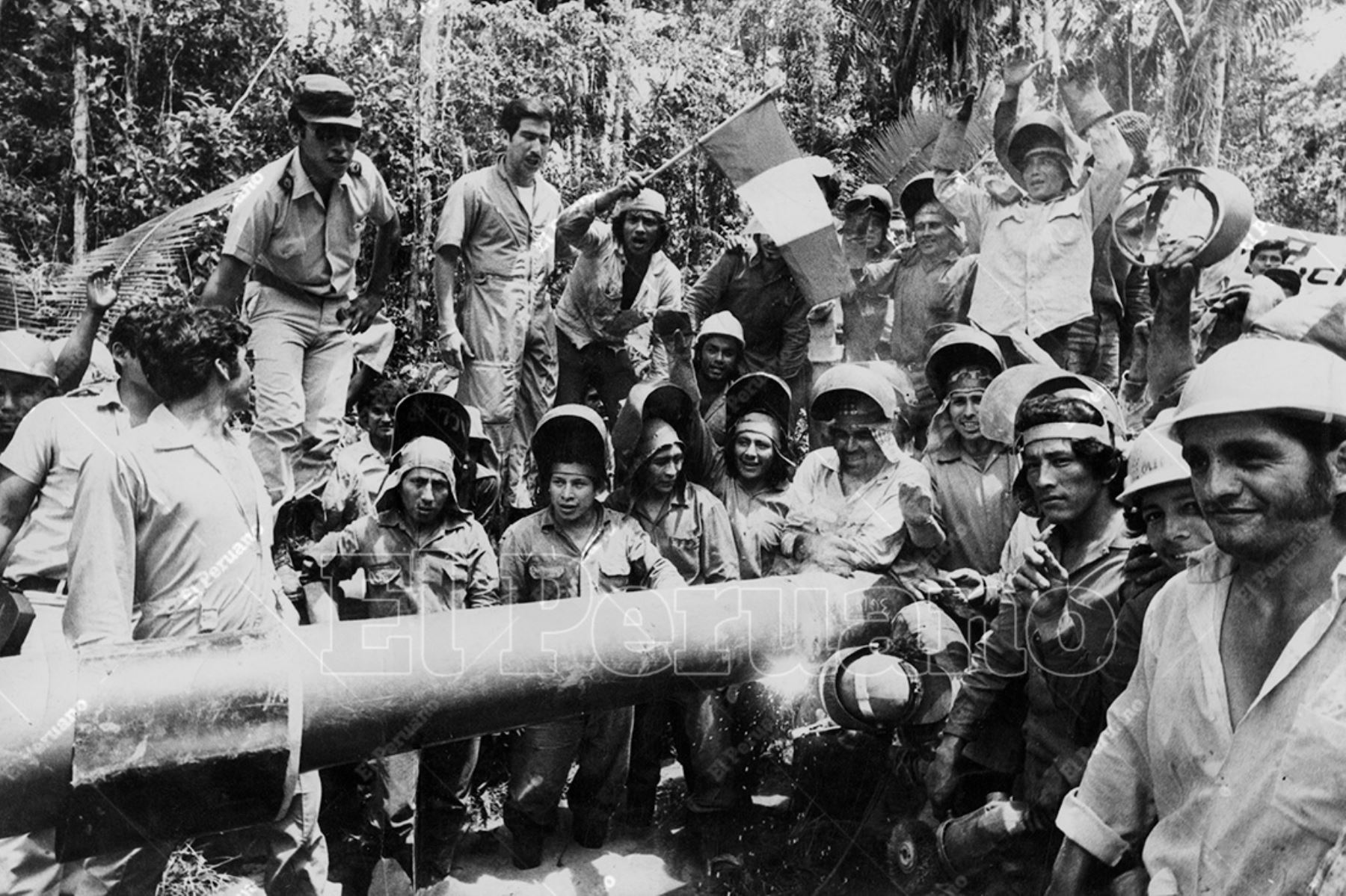 Loreto - 1975 / Trabajadores de Petroperú en la construcción del oleoducto norperuano en plena selva de Loreto. Foto: Archivo Histórico de El Peruano