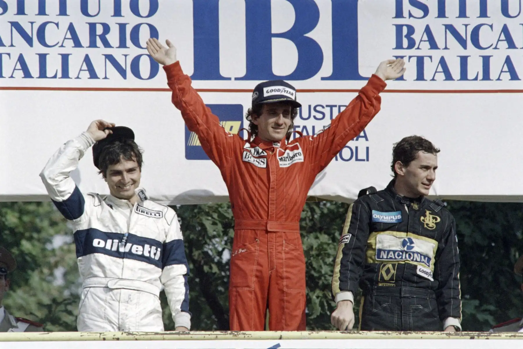 El piloto francés de Fórmula Uno McLaren, Alain Prost , celebra su victoria en el podio tras ganar el Gran Premio de Italia de Fórmula Uno el 8 de septiembre de 1985 en Monza, con el segundo brasileño Nelson Piquet  y el tercer brasileño Ayrton Senna . En 1985, Prost se convirtió en el primer campeón mundial francés de Fórmula Uno y ganó cinco de los dieciséis Grandes Premios durante la temporada.
Foto: AFP