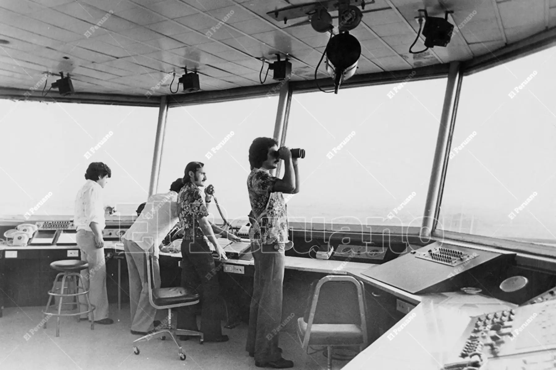 Lima - 15 abril 1976 / Controladores aéreos en el Aeropuerto Internacional Jorge Chávez.  Foto: Archivo Histórico de El Peruano / Jorge Sedano