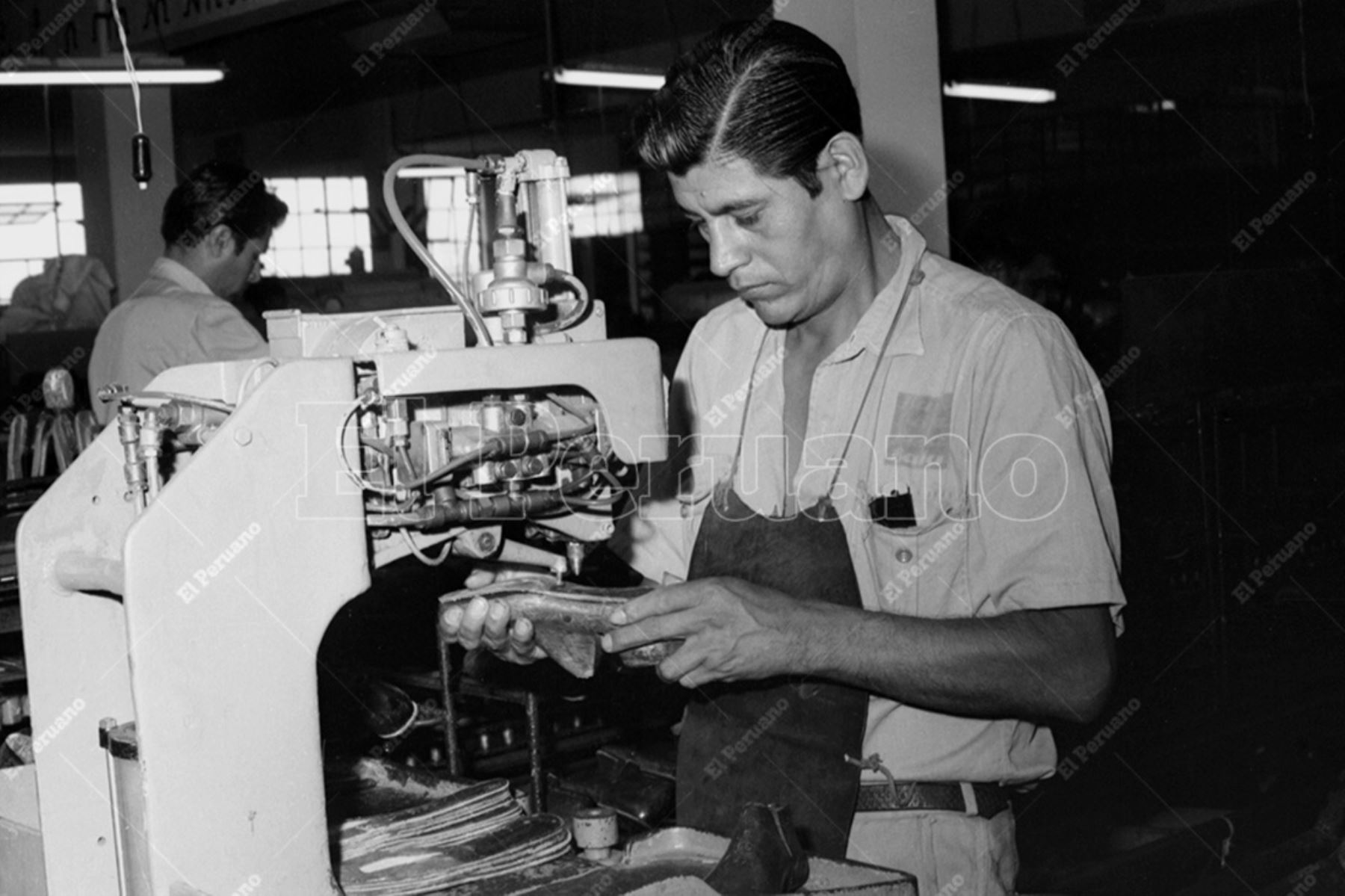 Callao - 14 mayo 1975 / Obreros de la Fábrica de Calzado Peruano - Bata Rímac. Foto: Archivo Histórico de El Peruano / Américo Alburquerque