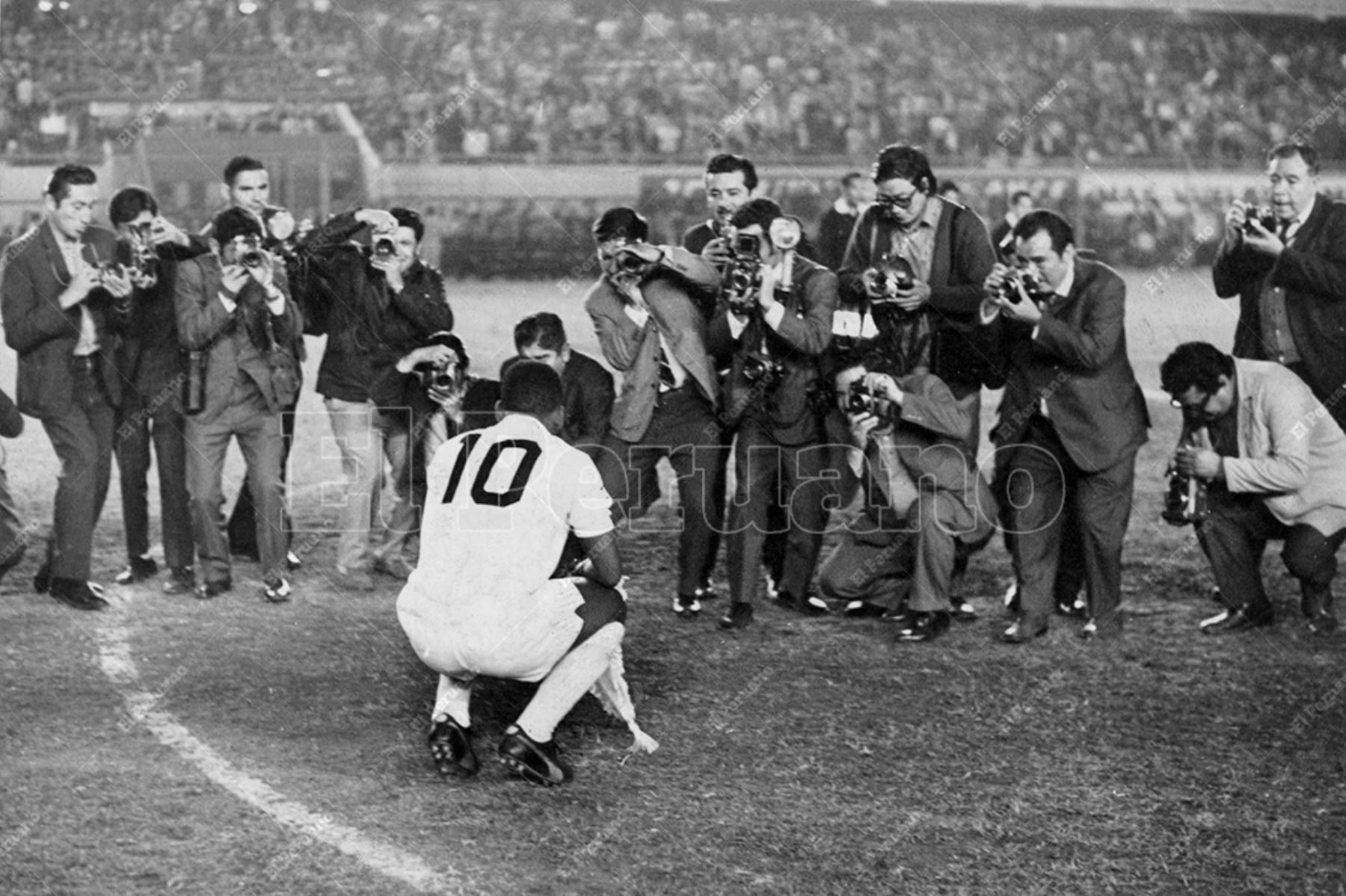 Lima - 25 noviembre 1970 / Pelé posa para los reporteros gráficos  antes del partido entre Universitario de Deportes y Santos FBC en el Estadio Nacional. Foto: Archivo Histórico de El Peruano