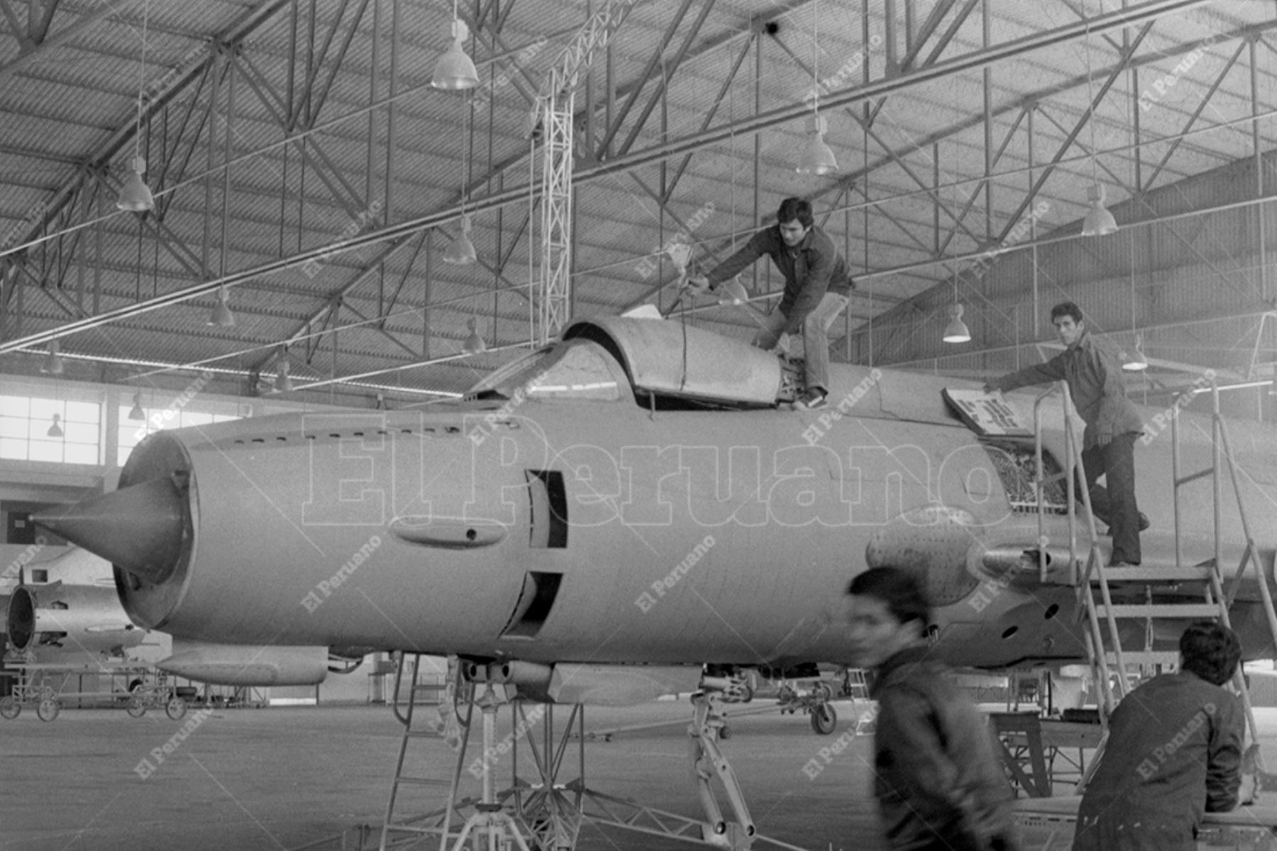 Lima - 12 junio 1986 / Técnicos del Servicio de Mantenimiento (SEMAN) de la Fuerza Aérea del Perú (FAP), uno de los centros de reparación de aeronaves más importantes de Latinoamérica. Foto: Archivo Histórico de El Peruano / Norman Córdova