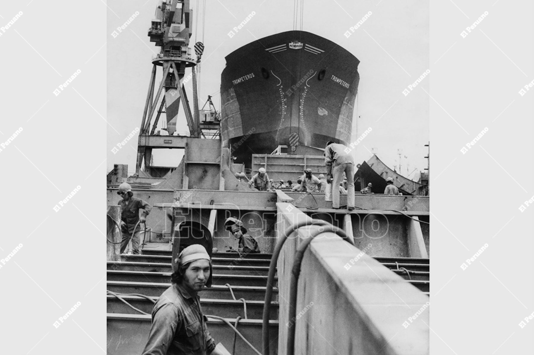 Callao - noviembre 1975 / Técnicos del Servicio Industrial de la Marina (SIMA) trabajan en la construcción del BAP Trompeteros. Foto: Archivo Histórico de El Peruano