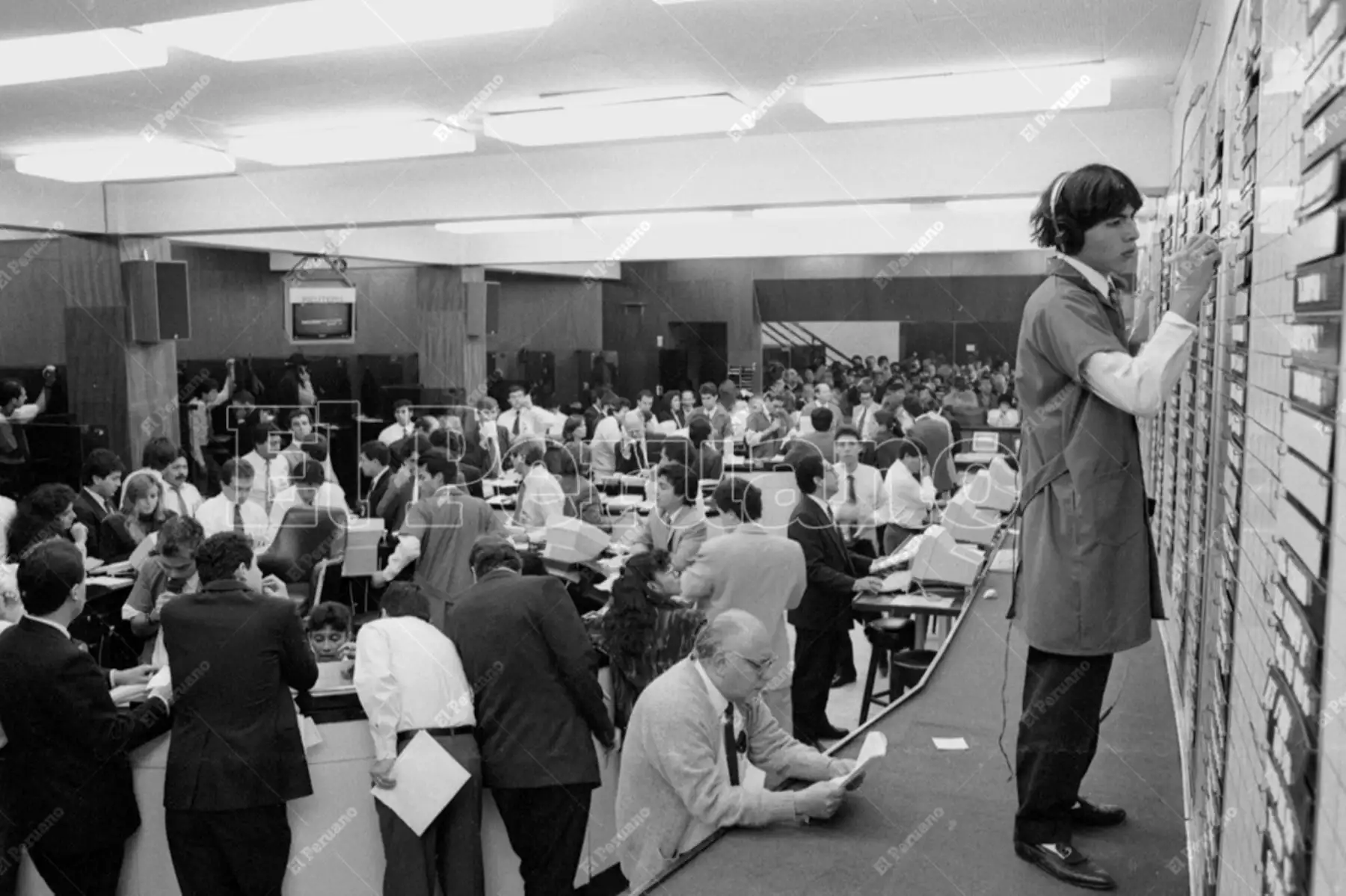 Lima - 8 junio 1992 / Agentes de bolsa realizan transacciones e inversiones en la Bolsa de Valores de Lima. Foto: Archivo Histórico de El Peruano / M. Mejía