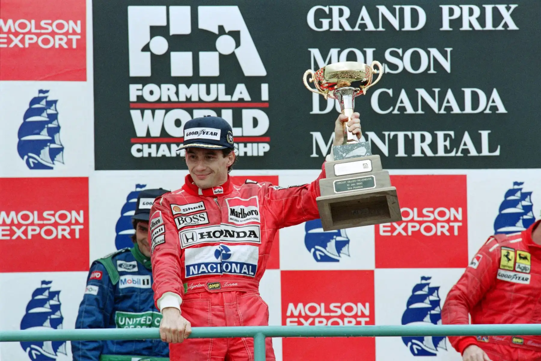 El piloto brasileño de Fórmula Uno Ayrton Senna sostiene el trofeo de ganador tras su victoria en el Gran Premio de Canadá el 10 de junio de 1990.
Foto: AFP