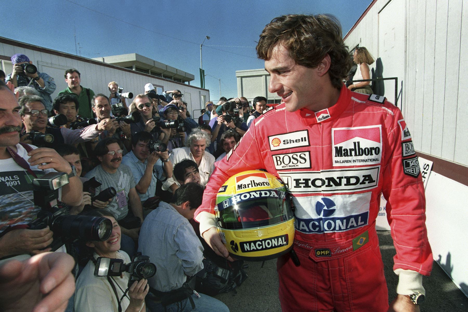 El campeón brasileño de Fórmula Uno, Ayrton Senna, posa para los fotógrafos el 7 de marzo de 1991 después de la reunión general de pilotos en preparación para el Gran Premio de Phoenix. Phoenix abre la temporada del Gran Premio de 1991 seguida del Gran Premio de Brasil.
Foto: AFP