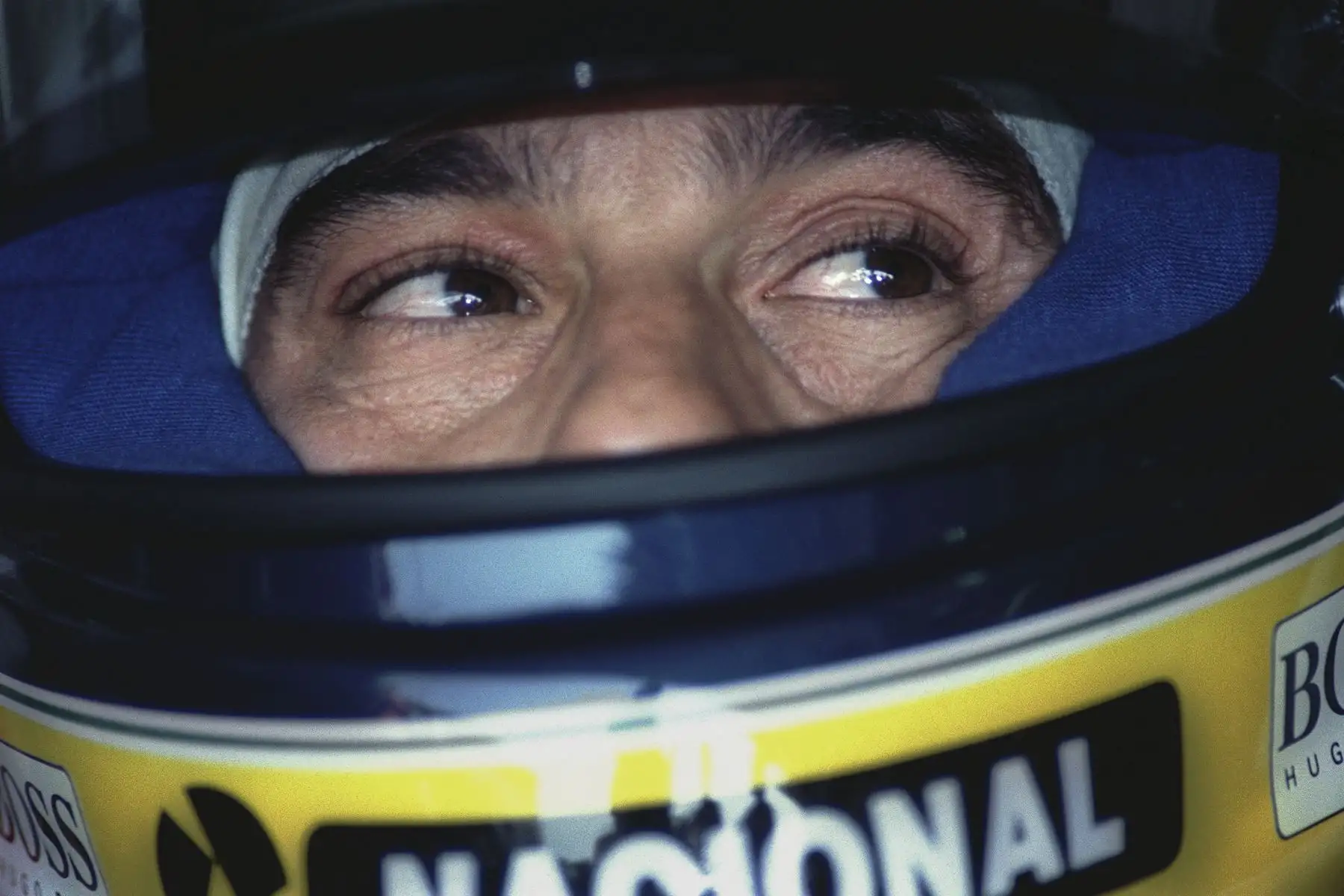 El piloto de McLaren-Honda, el brasileño Ayrton Senna, realiza la tercera vez durante los entrenamientos de clasificación en Imola, el 16 de mayo de 1992, un día antes del inicio del Gran Premio de Fórmula Uno de San Marino, en Italia.
Foto: AFP