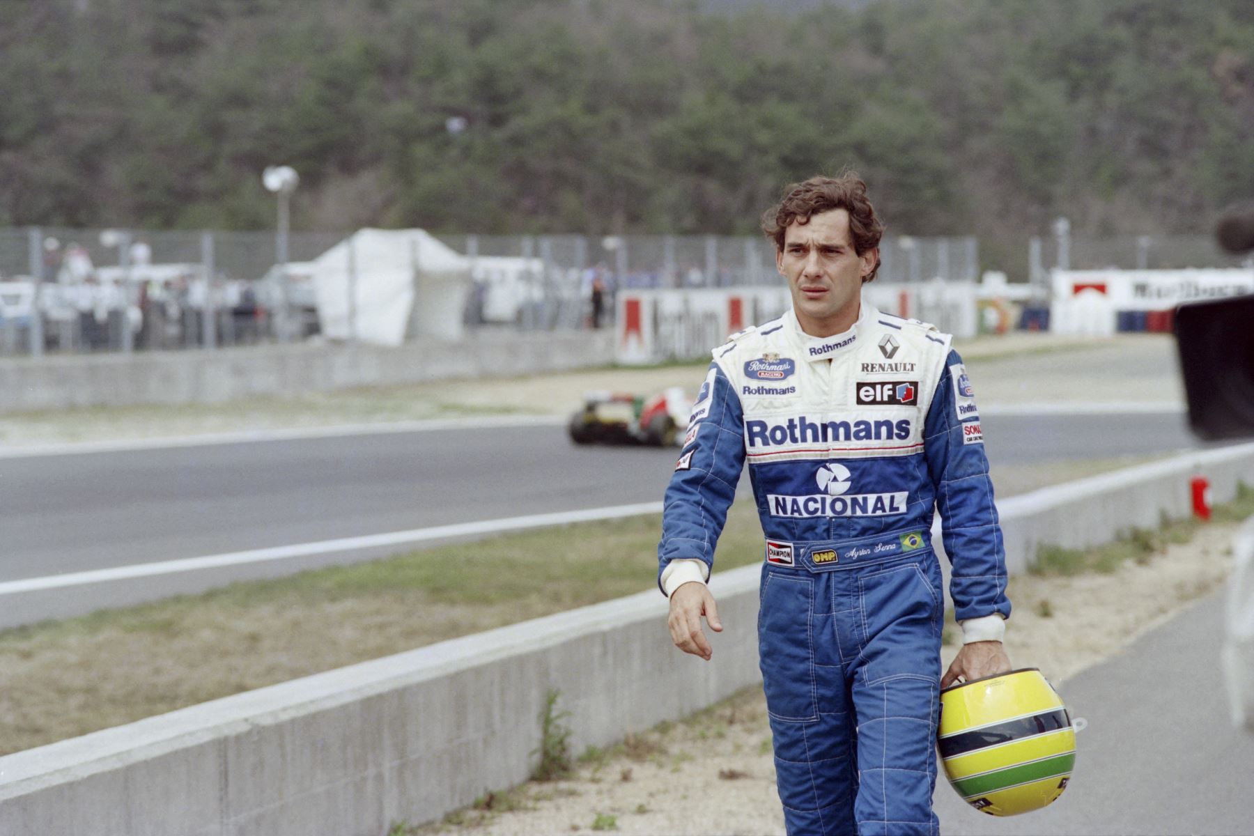 El piloto brasileño de Fórmula Uno Ayrton Senna cruza la pista de regreso a boxes el 17 de abril de 1994. Senna perdió el control de su Williams Renault en la primera curva del Gran Premio del Pacífico en Aida.
Foto: AFP
