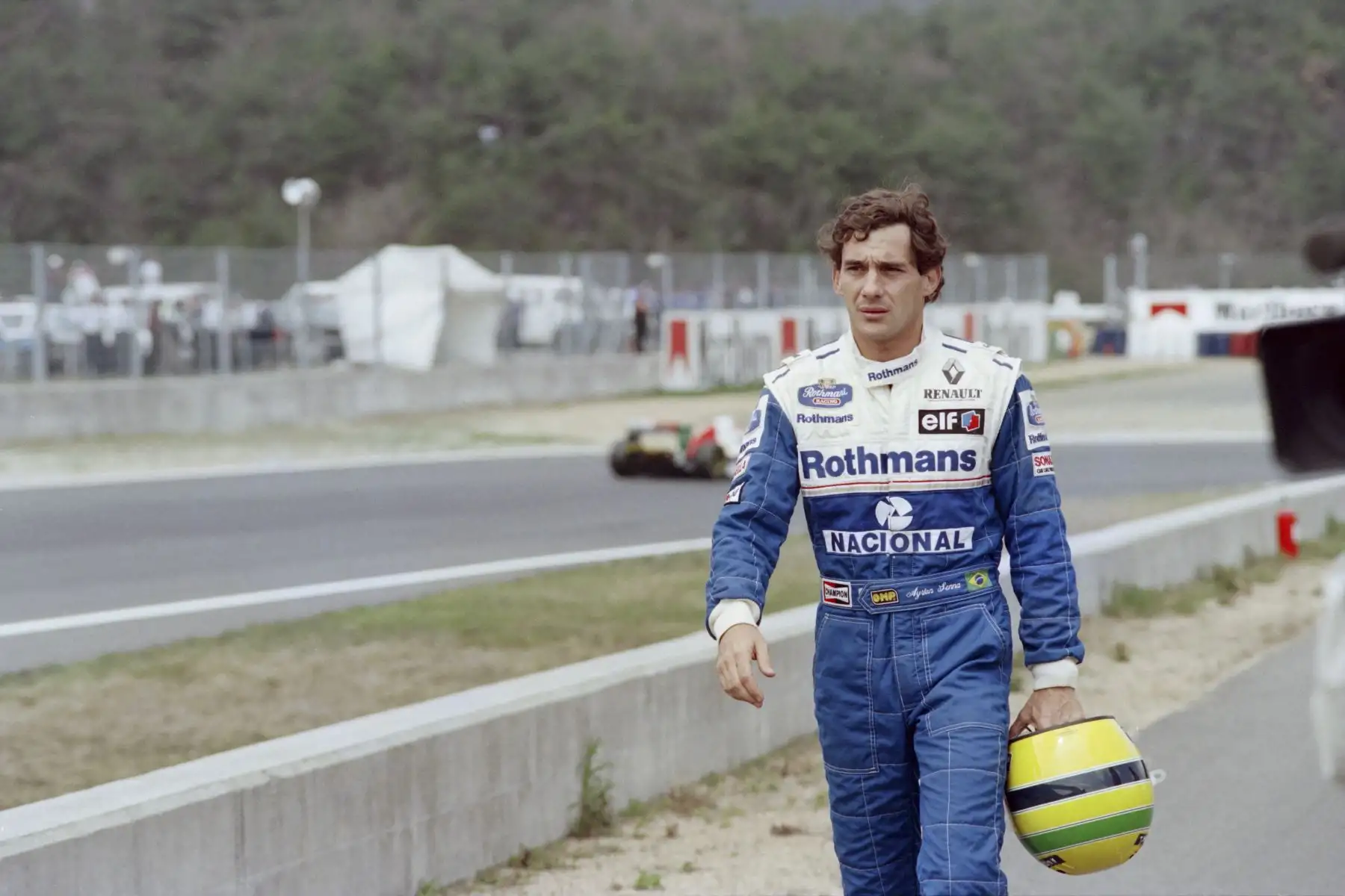 El piloto brasileño de Fórmula Uno Ayrton Senna cruza la pista de regreso a boxes el 17 de abril de 1994. Senna perdió el control de su Williams Renault en la primera curva del Gran Premio del Pacífico en Aida.
Foto: AFP