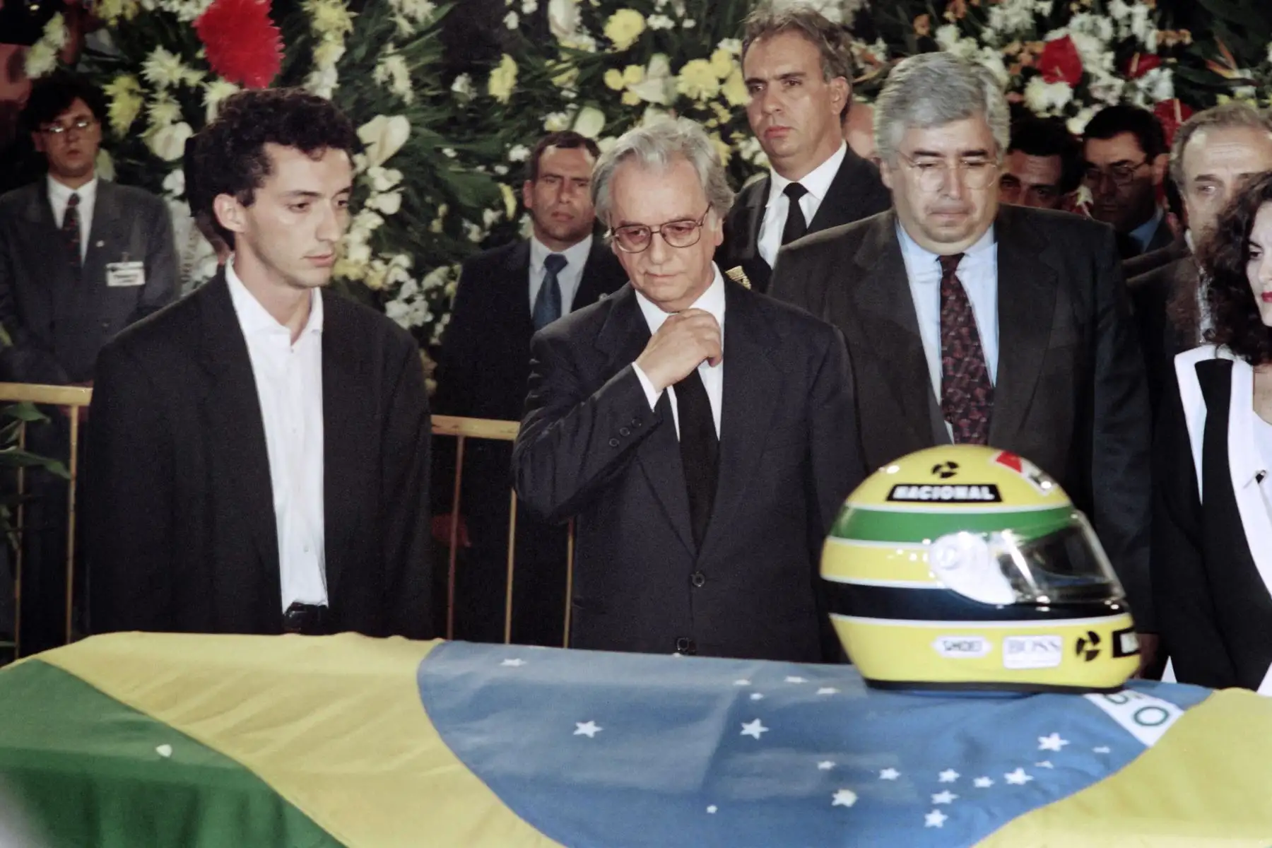 El presidente brasileño, Itamar Franco , rinde homenaje al triple campeón mundial de Fórmula Uno, Ayrton Senna, el 4 de mayo de 1994, acompañado por el hermano de Senna, Leonardo , y el gobernador del estado de Sao Paulo, Fleury Filho. Senna, de 34 años, natural de Sao Paulo, murió el 1 de mayo tras estrellarse con su Williams-Renault durante el Gran Premio de F1 de San Marino.
Foto:AFP