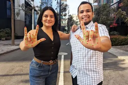 La neurocientífica Giannina Honorio junto a Steve Mayuri, un joven con discapacidad auditiva, han creado una plataforma que ofrece una solución al aprendizaje de la lengua de señas de cualquier país del mundo.
