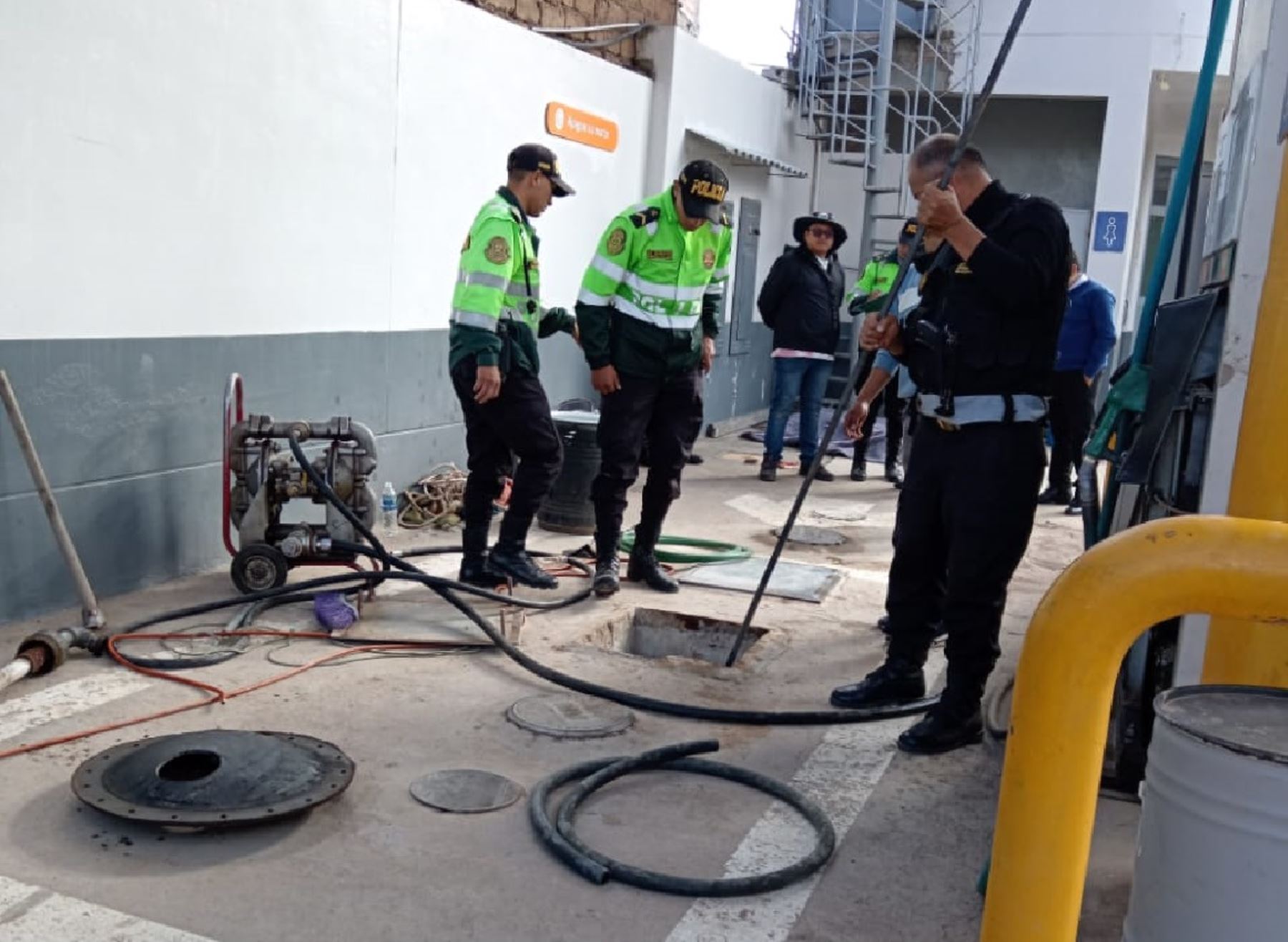 Tres obreros perdieron la vida asfixiados cuando realizaban el mantenimiento de un pozo de un grifo de combustible ubicado en el distrito de Paucará, región Huancavelica. ANDINA/Difusión