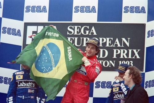 Tricampeón de la F1 y considerado el mejor piloto brasileño de la historia, Ayrton Senna falleció con 34 años el 1 de mayo de 1994 en el circuito de Imola (Italia).