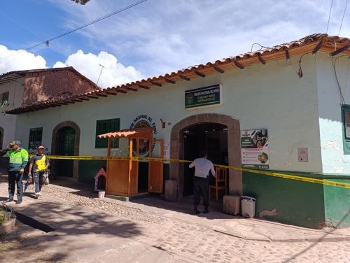 La comisaría de Andahuaylillas, en Cusco, fue cerrada debido a los daños severos causados por los continuos sismos que se registran en ese distrito. Los policías serán reubicados a otra sede. ANDINA/Percy Hurtado Santillán