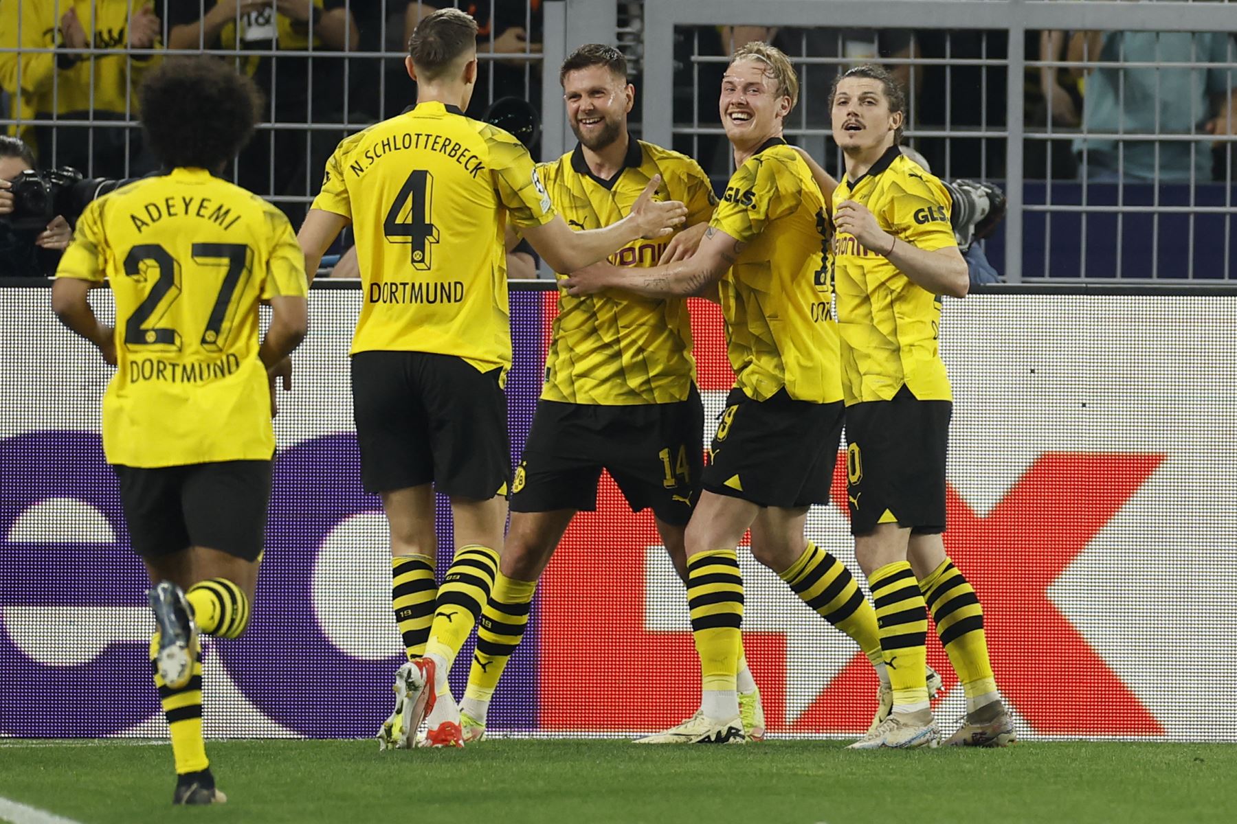 El delantero alemán del Dortmund, Niclas Fuellkrug (C), celebra con sus compañeros el gol inicial durante el partido de fútbol de ida de la semifinal de la Liga de Campeones de la UEFA entre el Borussia Dortmund y el Paris Saint-Germain

Foto: AFP