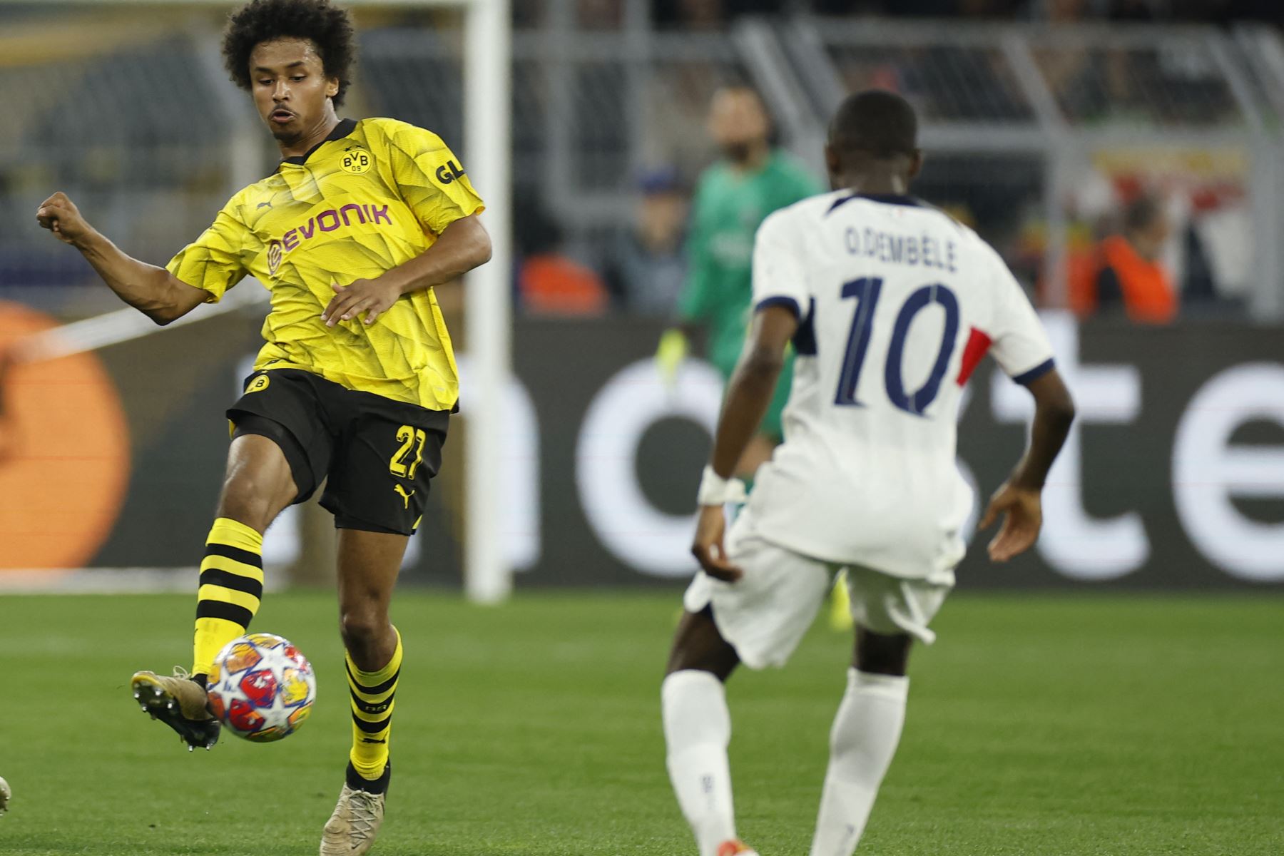 El delantero alemán del Dortmund #27 Karim Adeyemi y el delantero francés del Paris Saint-Germain #10 Ousmane Dembele compiten por el balón durante el partido de fútbol de ida de la semifinal de la Liga de Campeones de la UEFA entre el Borussia Dortmund y el Paris Saint-Germain

Foto: AFP