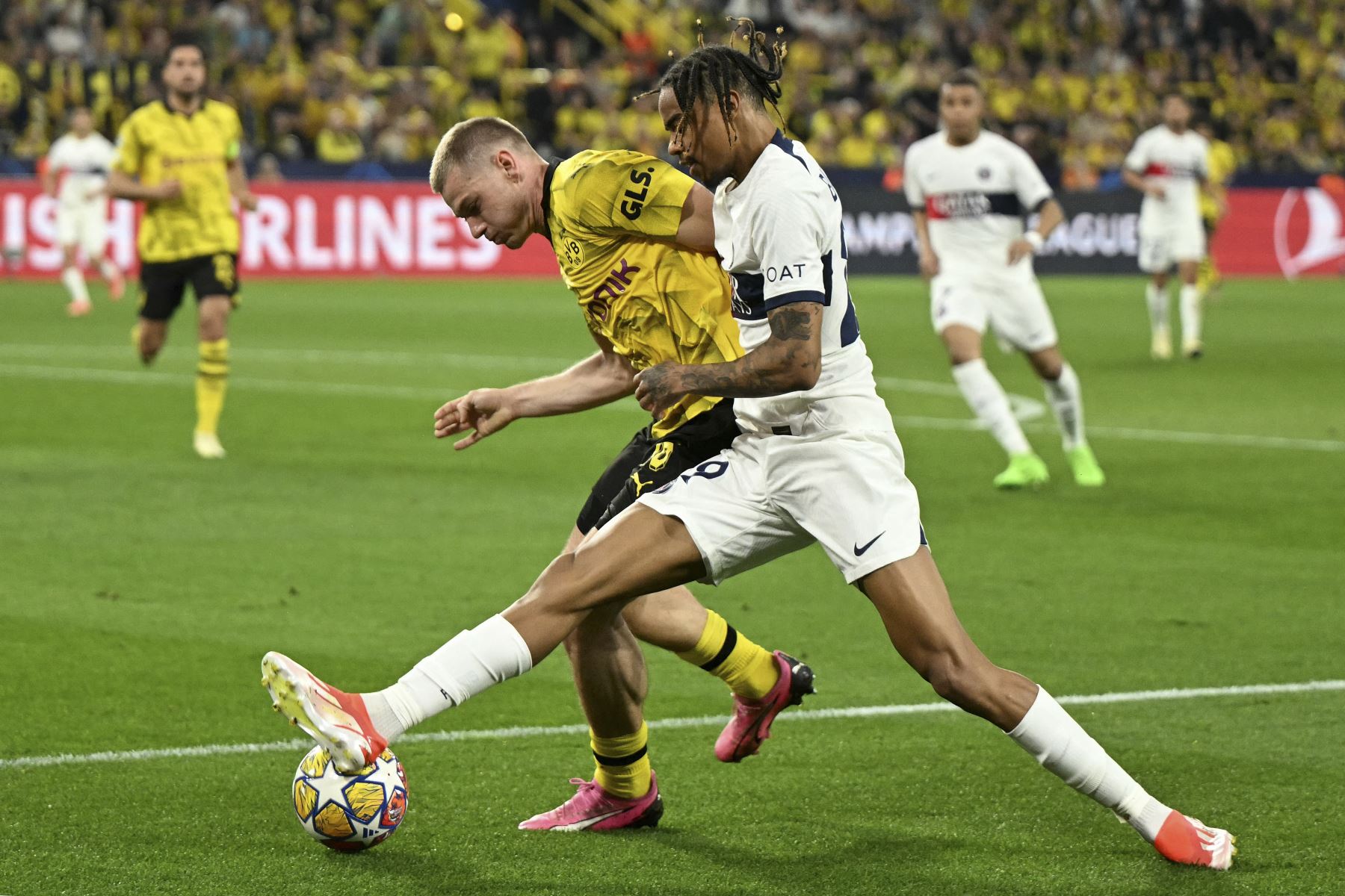 El defensa noruego del Dortmund #26 Julian Ryerson y el delantero portugués del Paris Saint-Germain #09 Goncalo Ramos (R) compiten por el balón durante el partido de fútbol de ida de semifinales de la Liga de Campeones de la UEFA entre el Borussia Dortmund y el Paris Saint-Germain

Foto: AFP