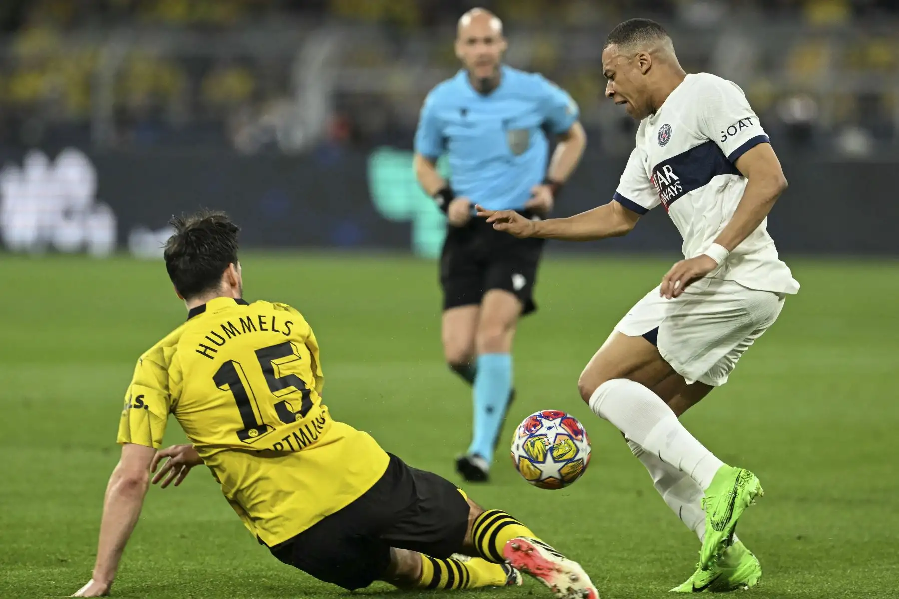 El delantero francés del Paris Saint-Germain # 07 Kylian Mbappé y el defensor alemán del Dortmund # 15 Mats Hummels compiten por el balón durante el partido de fútbol de ida de la semifinal de la Liga de Campeones de la UEFA entre el Borussia Dortmund y el Paris Saint-Germain

Foto: AFP