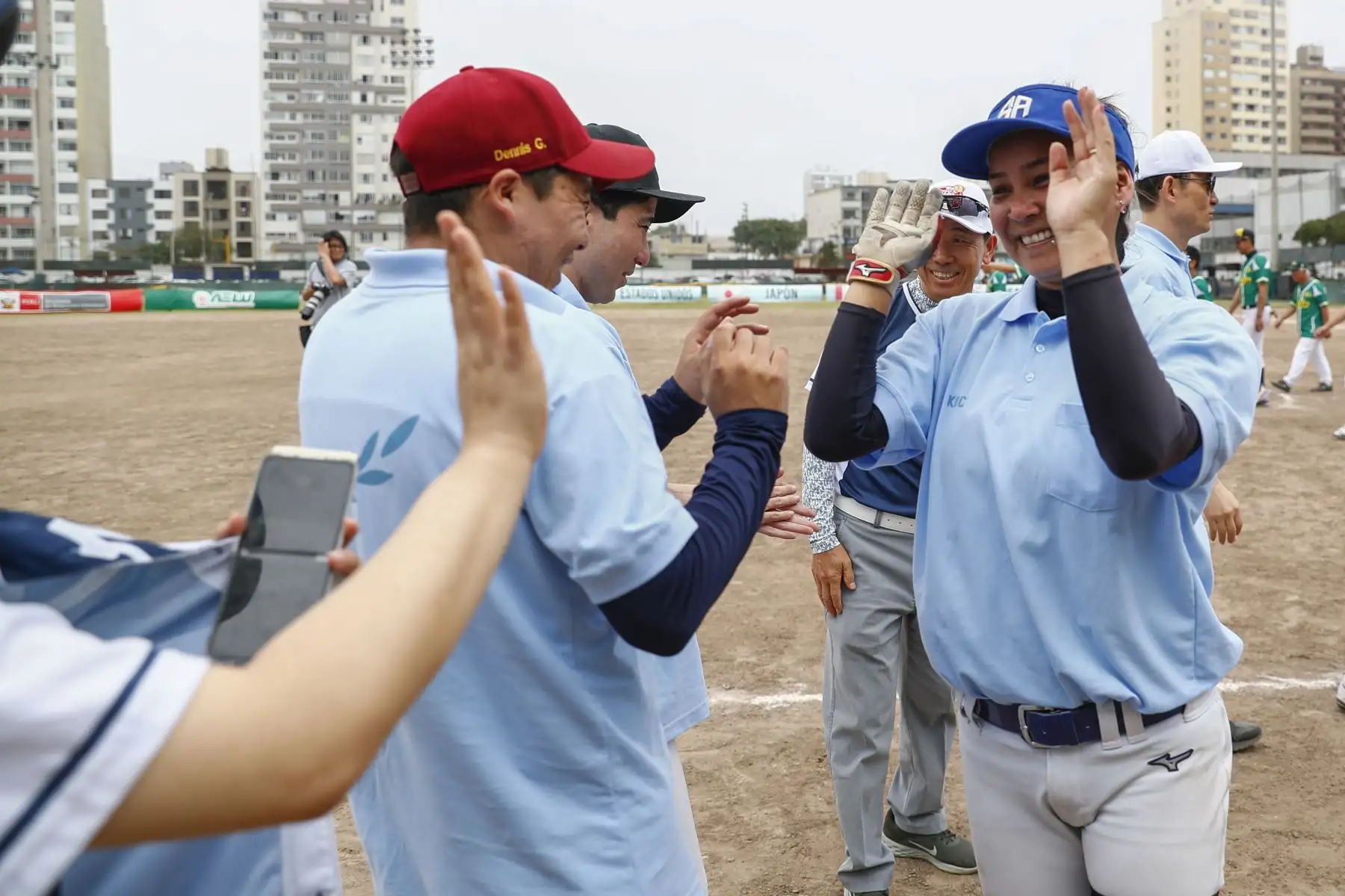 En el marco de las actividades organizadas por la cumbre Perú Apec 2024, esta tarde se premió a los ganadores del Torneo Inter Embajadas de Sófbol "Confraternidad 2024" y se celebraron 125 años de la inmigración japonesa a nuestro país. 
Foto:ANDINA/Daniel Bracamonte