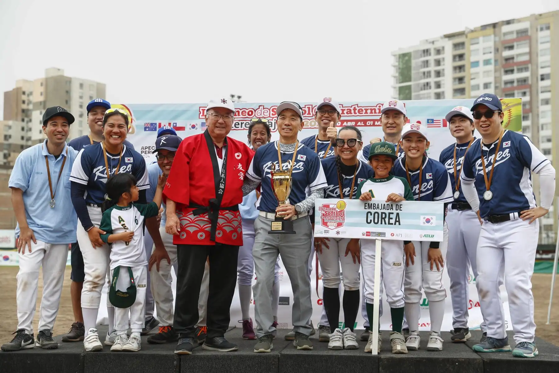 En el marco de las actividades organizadas por la cumbre Perú Apec 2024, esta tarde se premió a los ganadores del Torneo Inter Embajadas de Sófbol "Confraternidad 2024" y se celebraron 125 años de la inmigración japonesa a nuestro país. 
Foto:ANDINA/Daniel Bracamonte