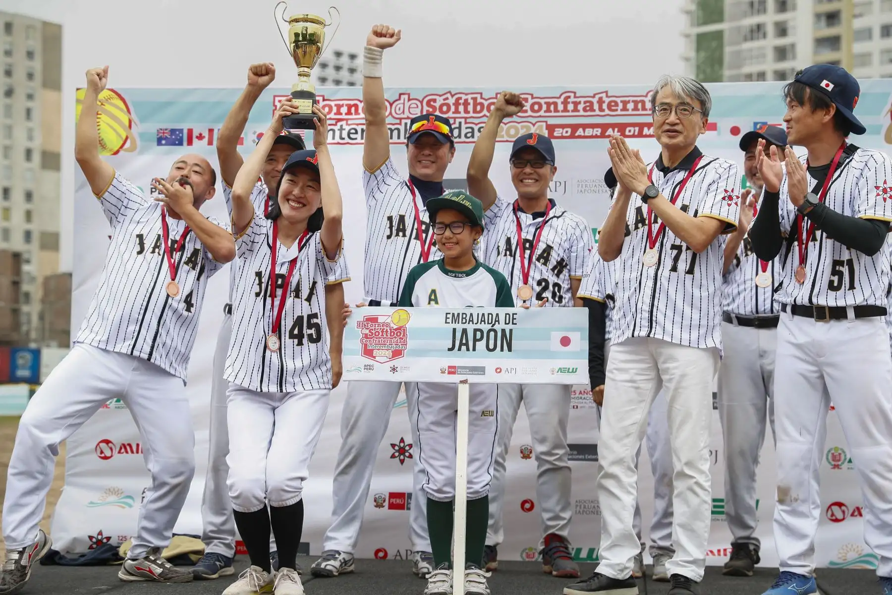 En el marco de las actividades organizadas por la cumbre Perú Apec 2024, esta tarde se premió a los ganadores del Torneo Inter Embajadas de Sófbol "Confraternidad 2024" y se celebraron 125 años de la inmigración japonesa a nuestro país. 
Foto:ANDINA/Daniel Bracamonte