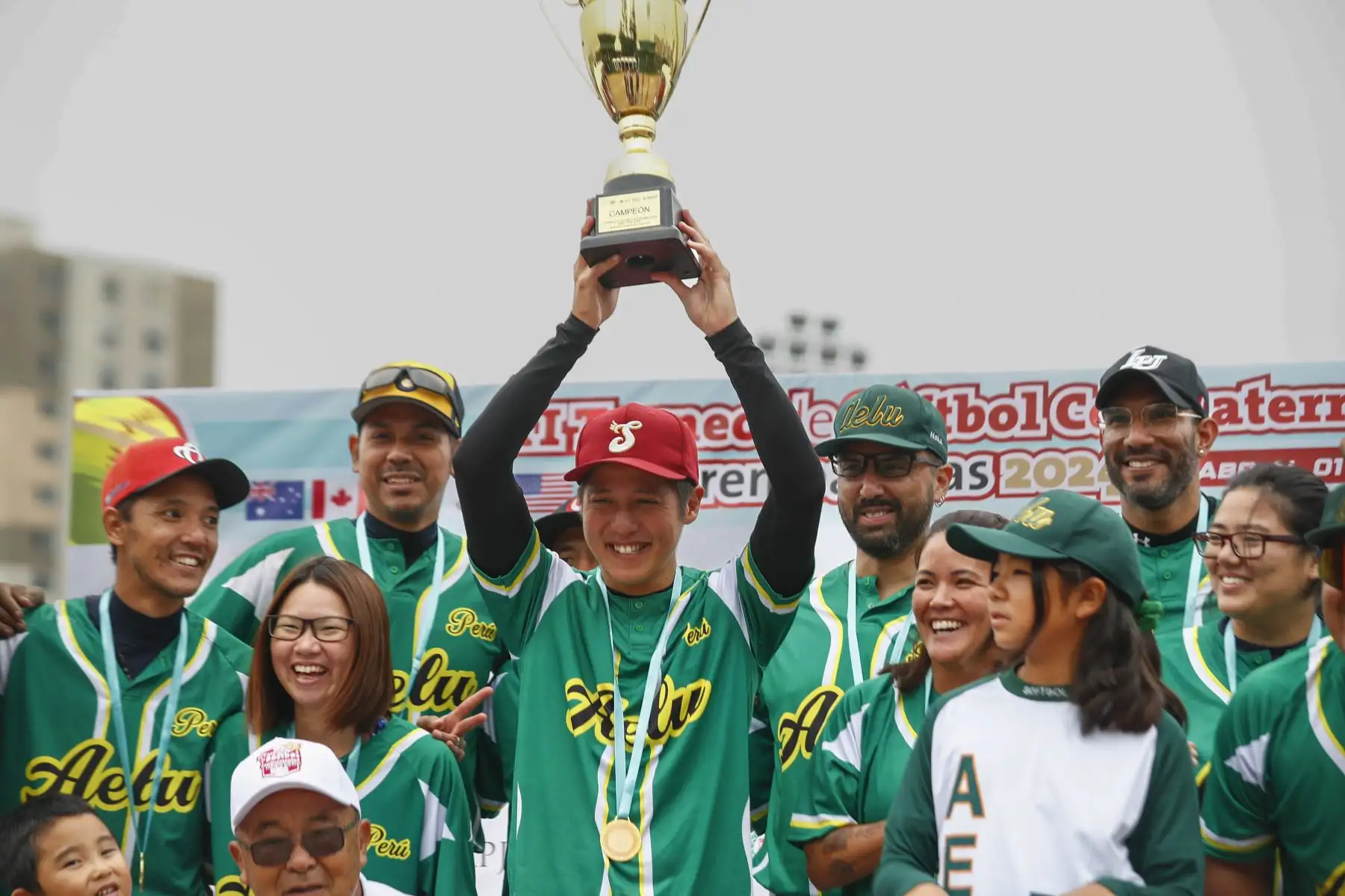 En el marco de las actividades organizadas por la cumbre Perú Apec 2024, esta tarde se premió a los ganadores del Torneo Inter Embajadas de Sófbol "Confraternidad 2024" y se celebraron 125 años de la inmigración japonesa a nuestro país. 
Foto:ANDINA/Daniel Bracamonte