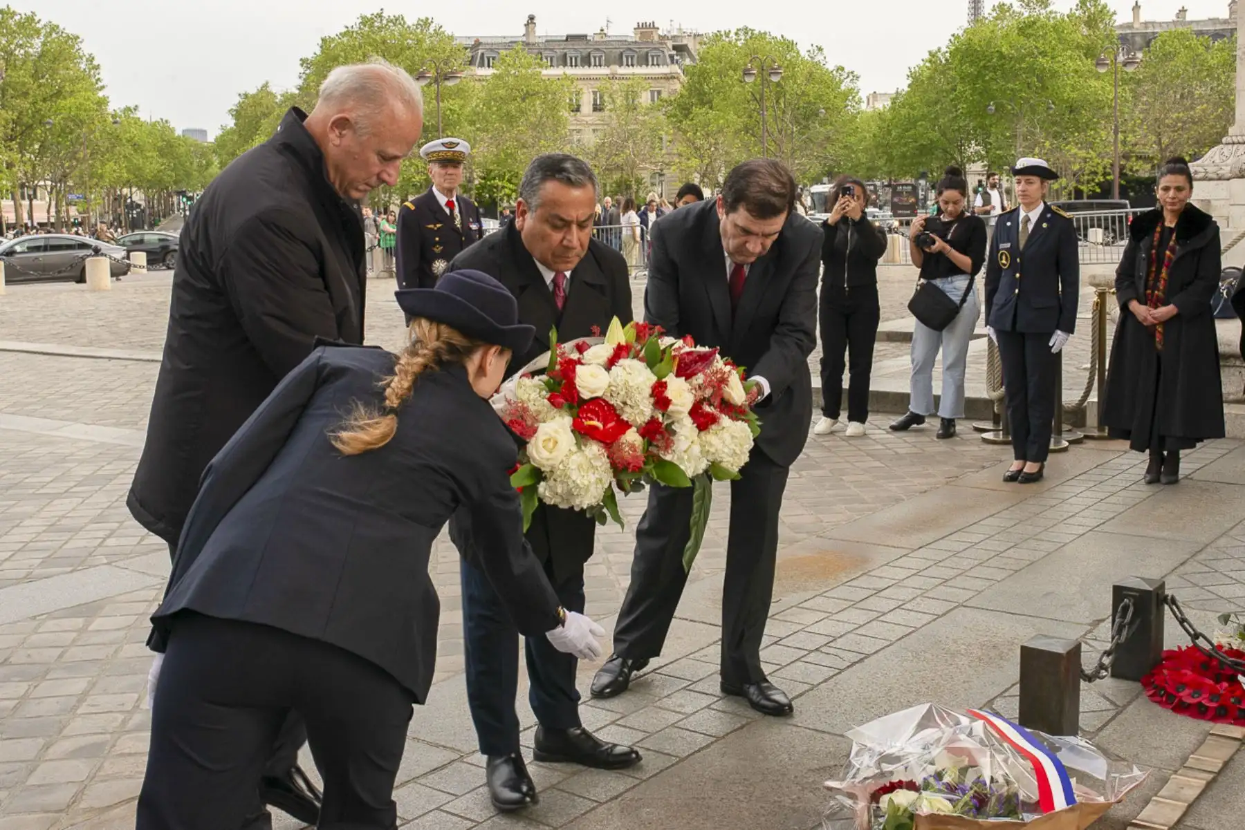 El presidente del Consejo de Ministros, Gustavo Adrianzén Olaya, llegó hoy miércoles a París (Francia) para participar en la Reunión del Consejo a Nivel Ministerial de la Organización para la Cooperación y el Desarrollo Económico (OCDE). El jefe del Gabinete Ministerial participó en la ceremonia de reavivamiento de la llama del soldado desconocido, junto al ministro de Relaciones Exteriores, Javier González-Olaechea.
Foto:ANDINA/PCM