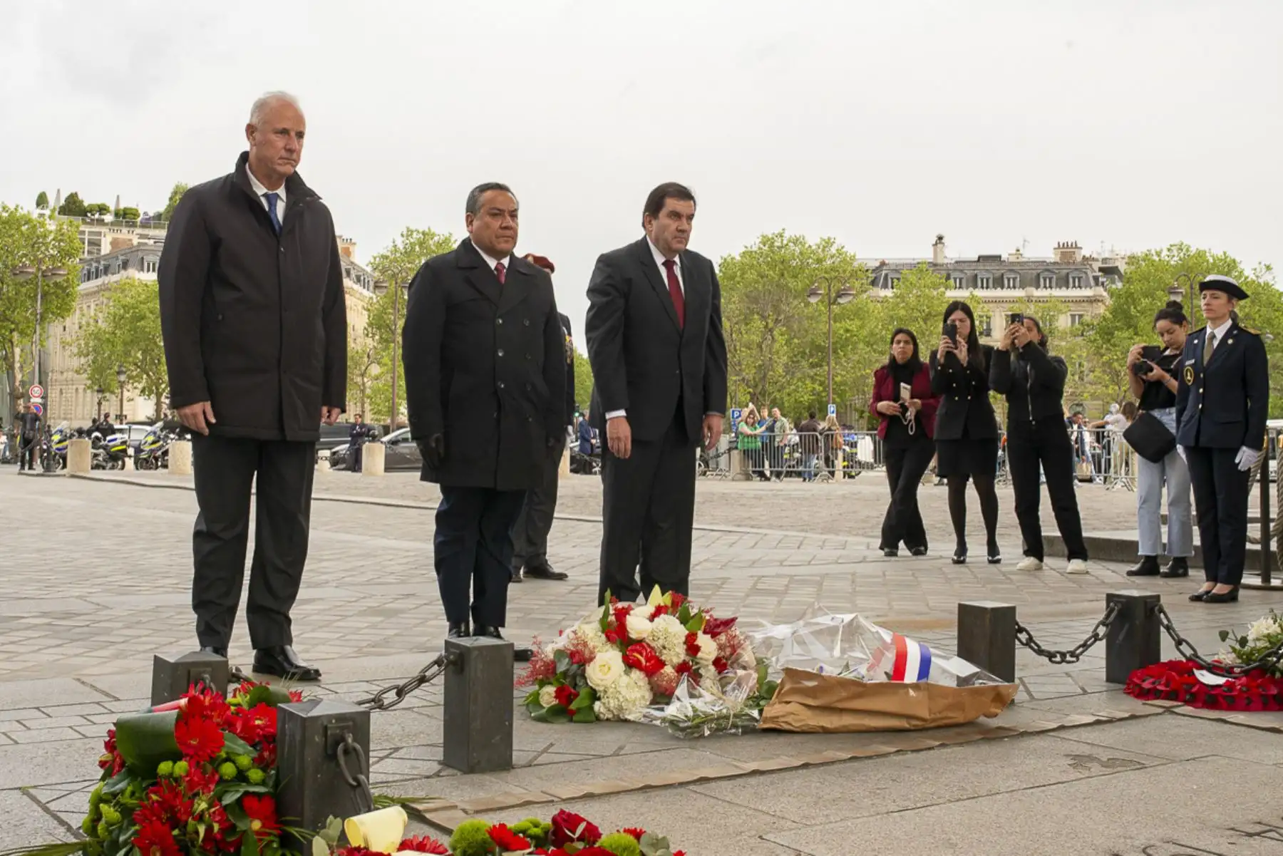El presidente del Consejo de Ministros, Gustavo Adrianzén Olaya, llegó hoy miércoles a París (Francia) para participar en la Reunión del Consejo a Nivel Ministerial de la Organización para la Cooperación y el Desarrollo Económico (OCDE). El jefe del Gabinete Ministerial participó en la ceremonia de reavivamiento de la llama del soldado desconocido, junto al ministro de Relaciones Exteriores, Javier González-Olaechea.
Foto:ANDINA/PCM