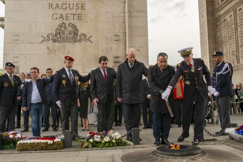 Presidente del Consejo de Ministros participó en la ceremonia de reavivamiento de la llama del soldado desconocido en Francia