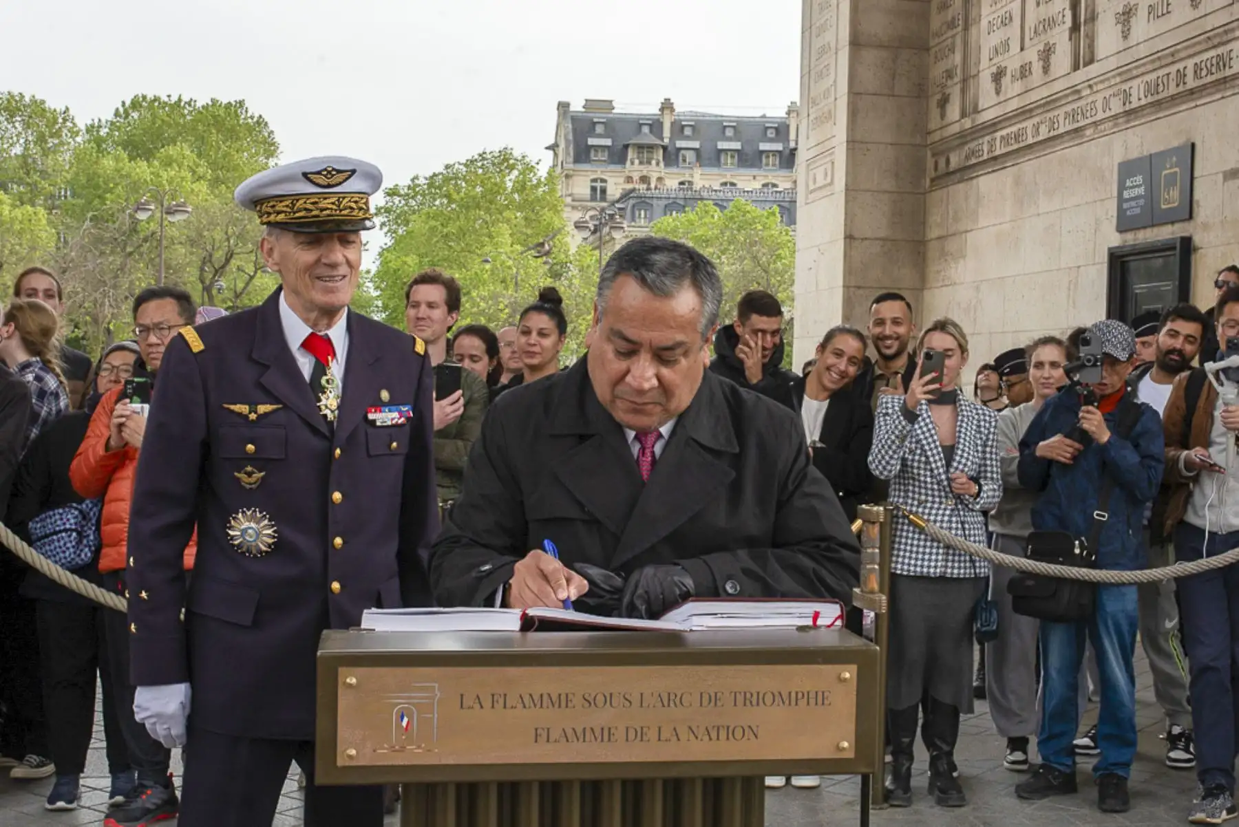 El presidente del Consejo de Ministros, Gustavo Adrianzén Olaya, llegó hoy miércoles a París (Francia) para participar en la Reunión del Consejo a Nivel Ministerial de la Organización para la Cooperación y el Desarrollo Económico (OCDE). El jefe del Gabinete Ministerial participó en la ceremonia de reavivamiento de la llama del soldado desconocido, junto al ministro de Relaciones Exteriores, Javier González-Olaechea.
Foto:ANDINA/PCM