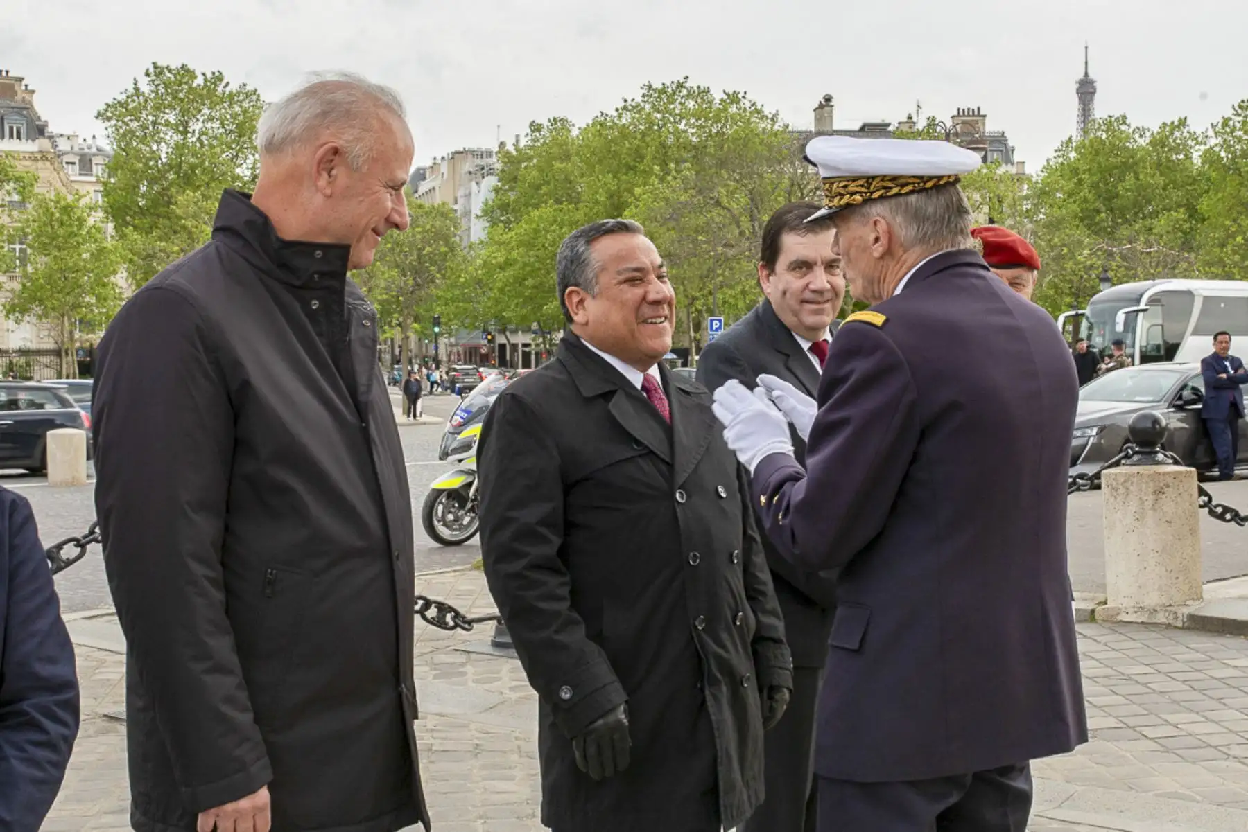 El presidente del Consejo de Ministros, Gustavo Adrianzén Olaya, llegó hoy miércoles a París (Francia) para participar en la Reunión del Consejo a Nivel Ministerial de la Organización para la Cooperación y el Desarrollo Económico (OCDE). El jefe del Gabinete Ministerial participó en la ceremonia de reavivamiento de la llama del soldado desconocido, junto al ministro de Relaciones Exteriores, Javier González-Olaechea.
Foto:ANDINA/PCM