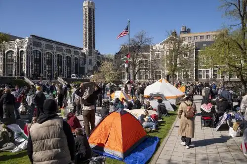 Foto de la plaza central de la Ciudad Universitaria CUNY durante una protesta universitaria propalestina (imagen referencial). Foto: EFE