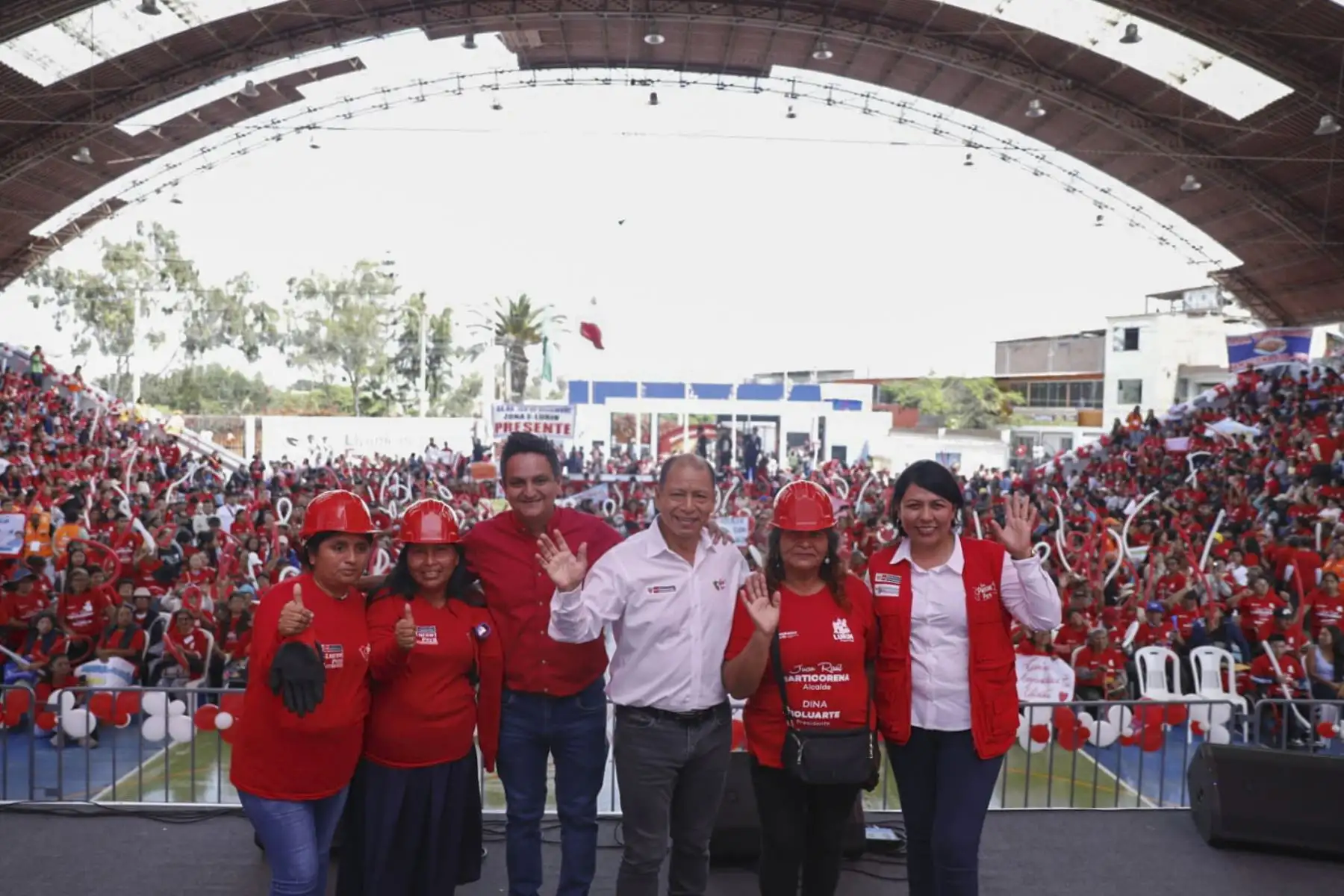 El ministro de Trabajo y Promoción del Empleo, Daniel Maurate Romero, visitó Lurín como parte de las actividades por el Día del Trabajador y presentó el programa de empleo temporal ante cientos de vecinos de ese distrito donde afirmó que el deber que tienen las autoridades es fomentar el empleo digno para acabar con la pobreza que existe en el país.
Foto: ANDINA/MTPE