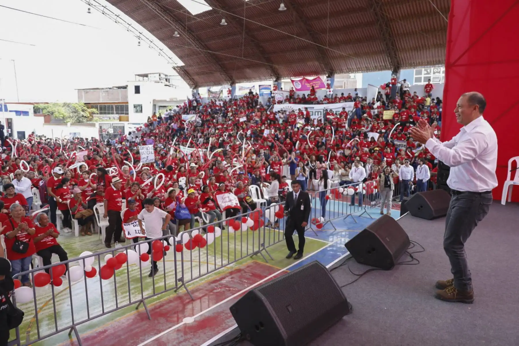 El ministro de Trabajo y Promoción del Empleo, Daniel Maurate Romero, visitó Lurín como parte de las actividades por el Día del Trabajador y presentó el programa de empleo temporal ante cientos de vecinos de ese distrito donde afirmó que el deber que tienen las autoridades es fomentar el empleo digno para acabar con la pobreza que existe en el país.
Foto: ANDINA/MTPE