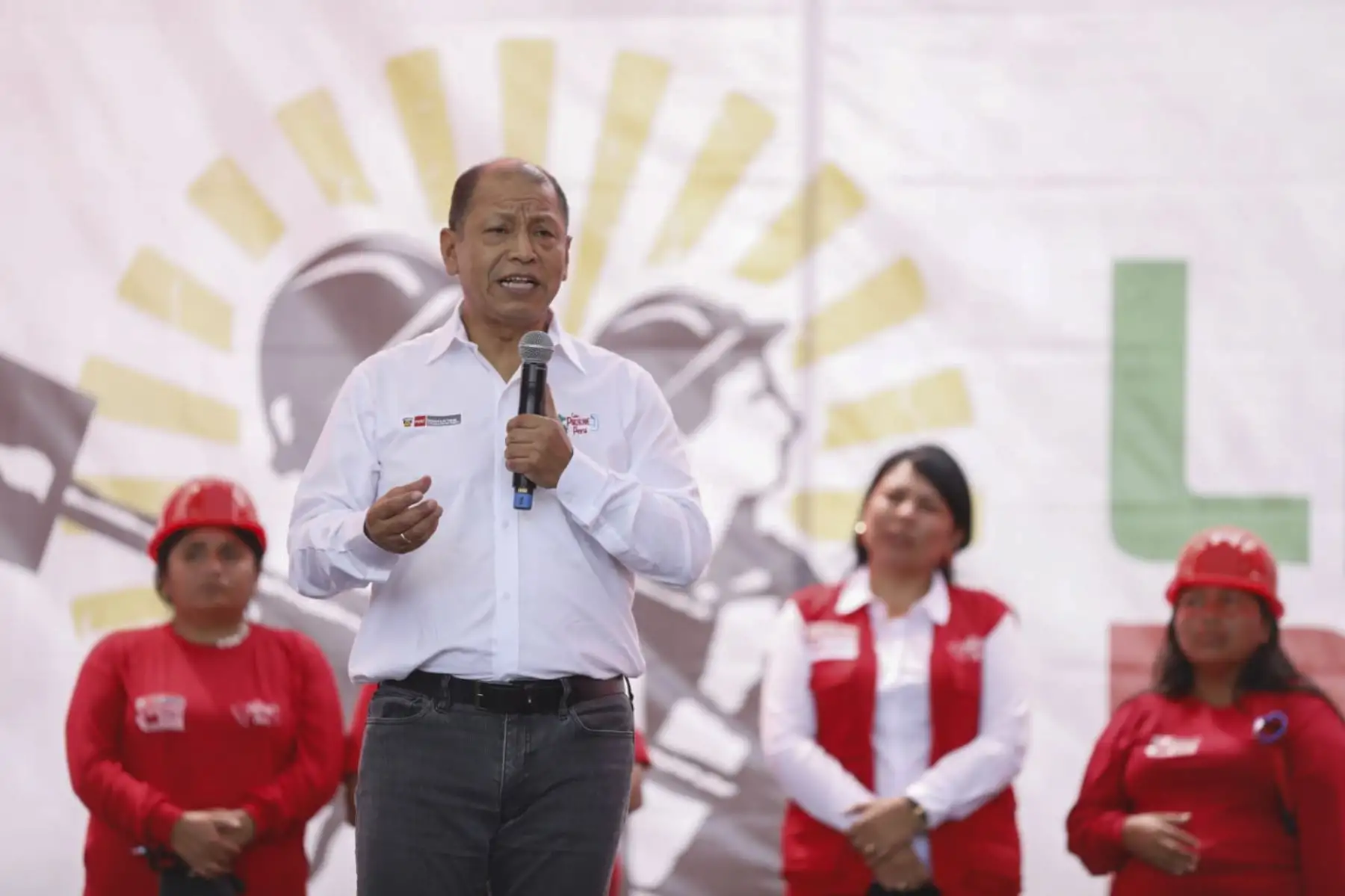 El ministro de Trabajo y Promoción del Empleo, Daniel Maurate Romero, visitó Lurín como parte de las actividades por el Día del Trabajador y presentó el programa de empleo temporal ante cientos de vecinos de ese distrito donde afirmó que el deber que tienen las autoridades es fomentar el empleo digno para acabar con la pobreza que existe en el país.
Foto: ANDINA/MTPE