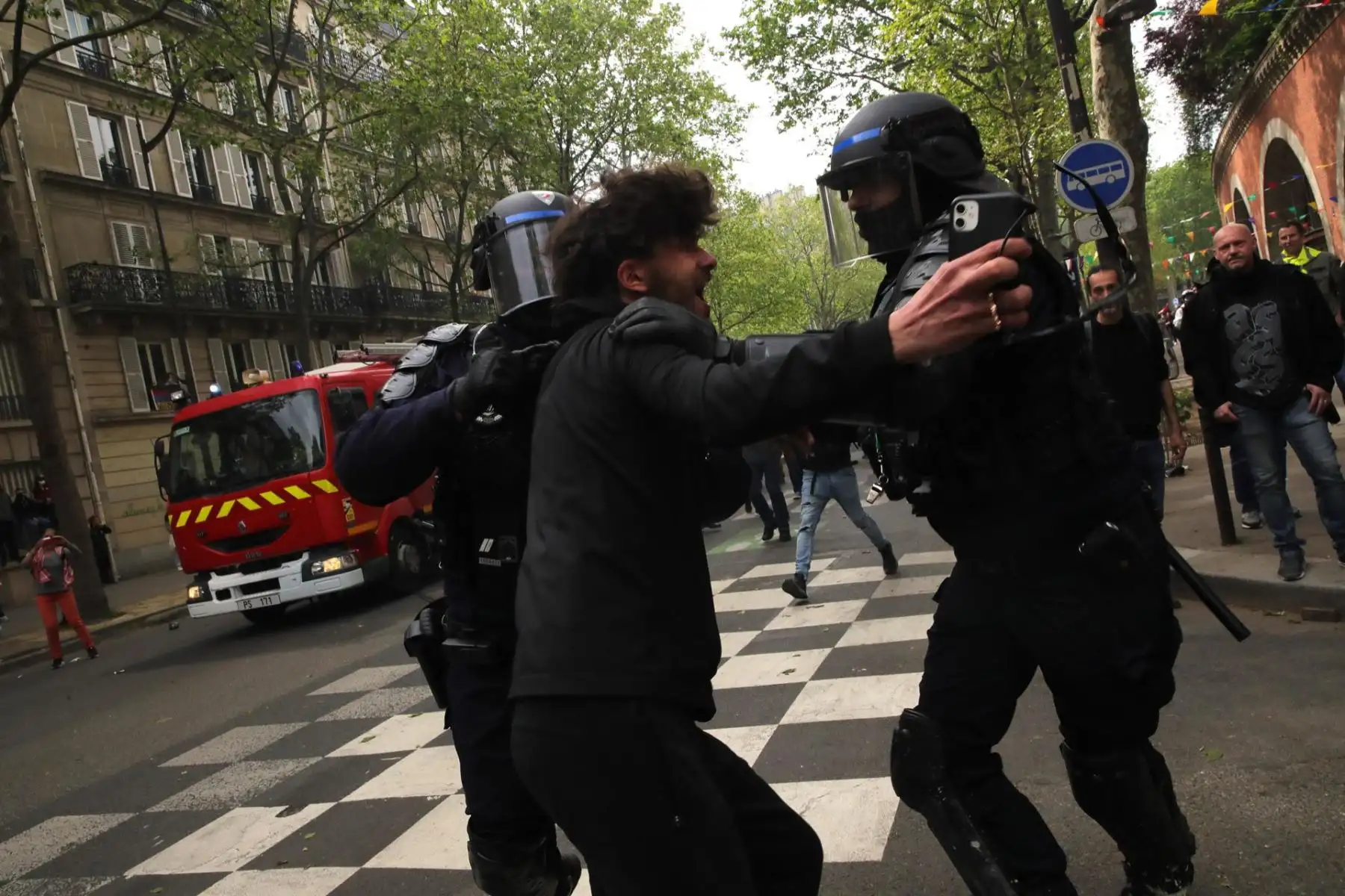 Oficiales de policía de la BRAV-M (Brigada de Represión de Acción Violenta Motorizada) arrestan a un hombre durante la marcha anual del día de Mayo en París, Francia, el 01 de mayo de 2024. Los sindicatos en Francia exigen mejores condiciones de vida, salarios más altos y la defensa del público servicios y una paz justa y duradera. (Francia) EFE/EPA/Teresa Suárez
