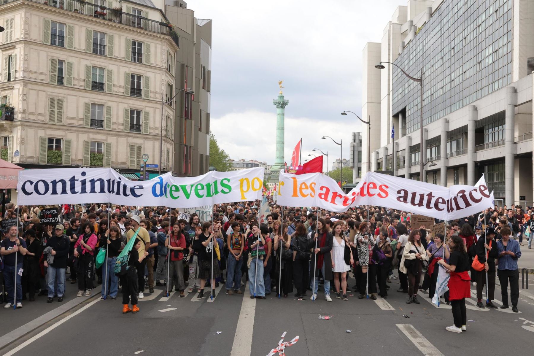 La gente participa en la marcha anual del día de Mayo en París, Francia, el 01 de mayo de 2024. Los sindicatos en Francia exigen mejores condiciones de vida, salarios más altos, la defensa de los servicios públicos y una paz justa y duradera. (Francia) EFE/EPA/Teresa Suárez