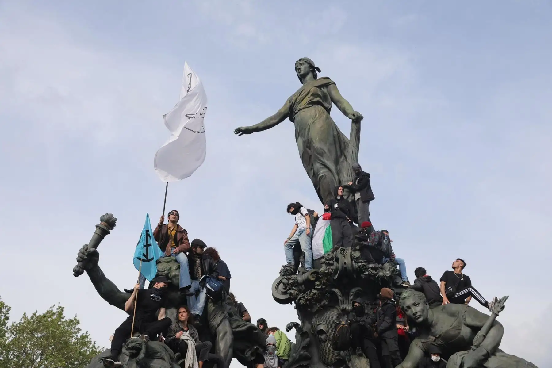La gente se reúne durante las manifestaciones para conmemorar la marcha anual del día de Mayo en París, Francia, el 01 de mayo de 2024. Los sindicatos en Francia exigen mejores condiciones de vida, salarios más altos, la defensa de los servicios públicos y una paz justa y duradera. Foto: EFE/EPA/Teresa Suárez