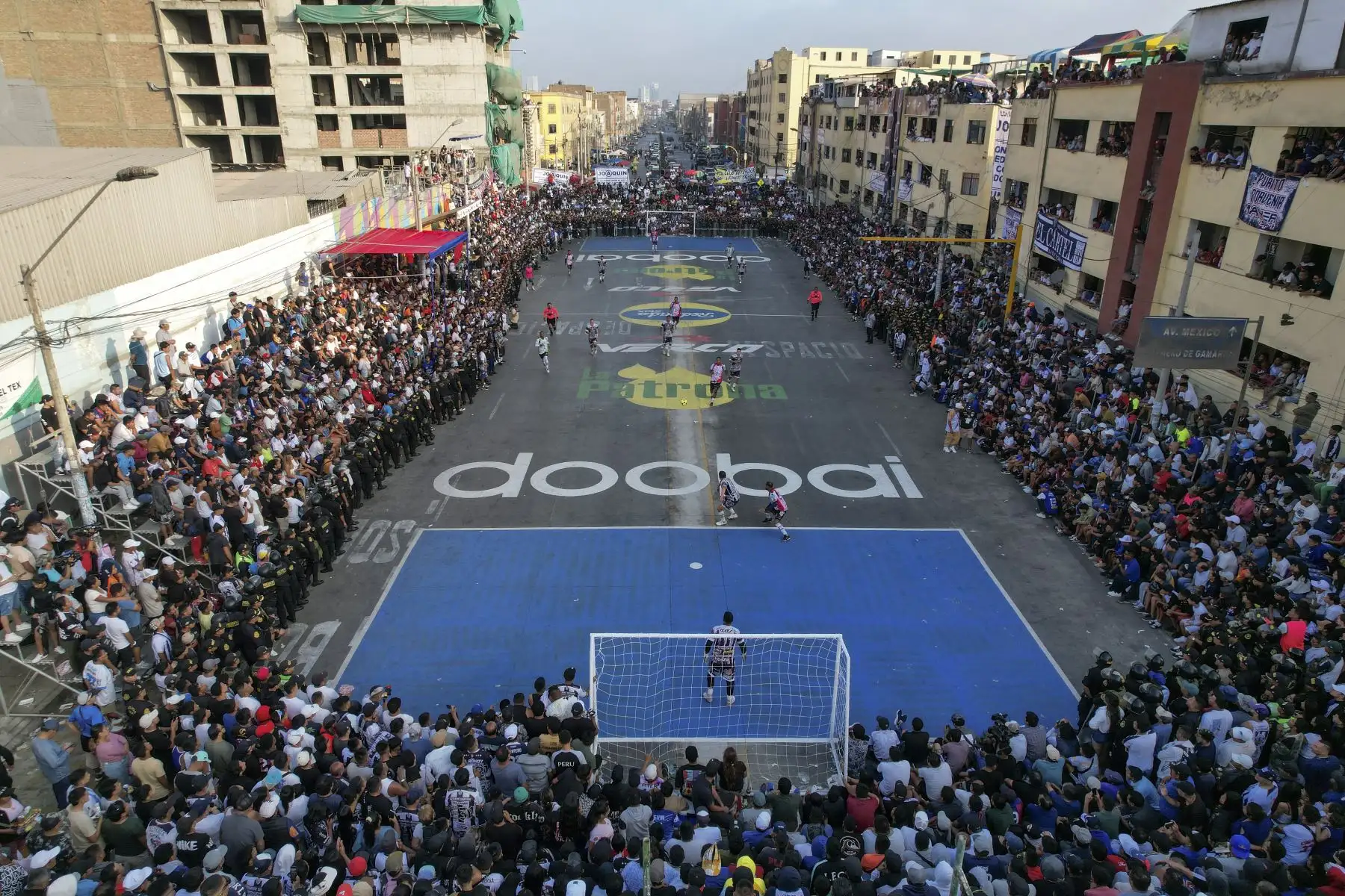 En la edición 73 del popular torneo de fútbol callejero que se disputa cada 1 de mayo para celebrar el Día del Trabajador en la cuadra seis del Jr. Parinacochas, en La Victoria, el equipo Purito Porvenir derrotó por 2 a 0 a El Bondy TF y se coronó campeón de este tradicional torneo relámpago de fútbol callejero.
Foto: ANDINA/Jhonel Rodríguez