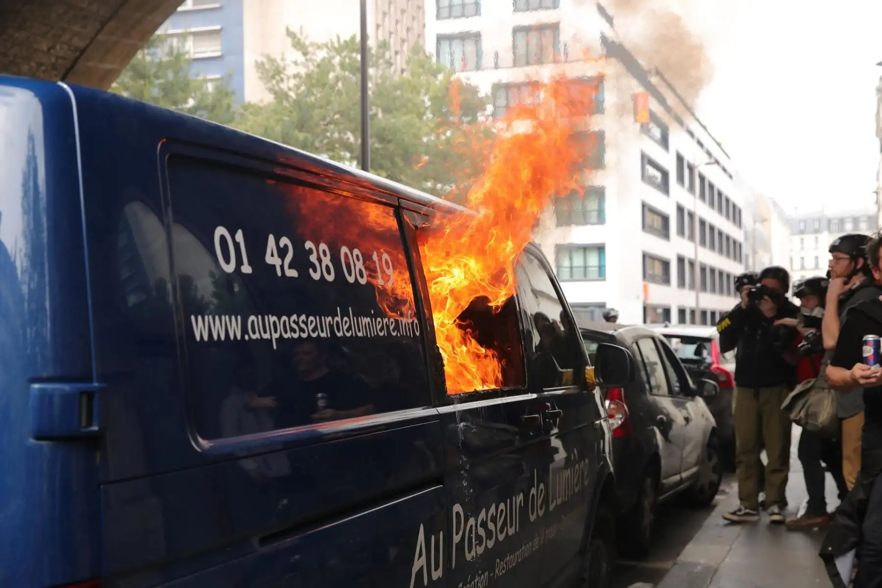 Un vehículo se quema durante la marcha anual del día de Mayo en París, Francia, el 01 de mayo de 2024. Los sindicatos en Francia exigen mejores condiciones de vida, salarios más altos, la defensa de los servicios públicos y una paz justa y duradera. (Francia) EFE/EPA/Teresa Suárez