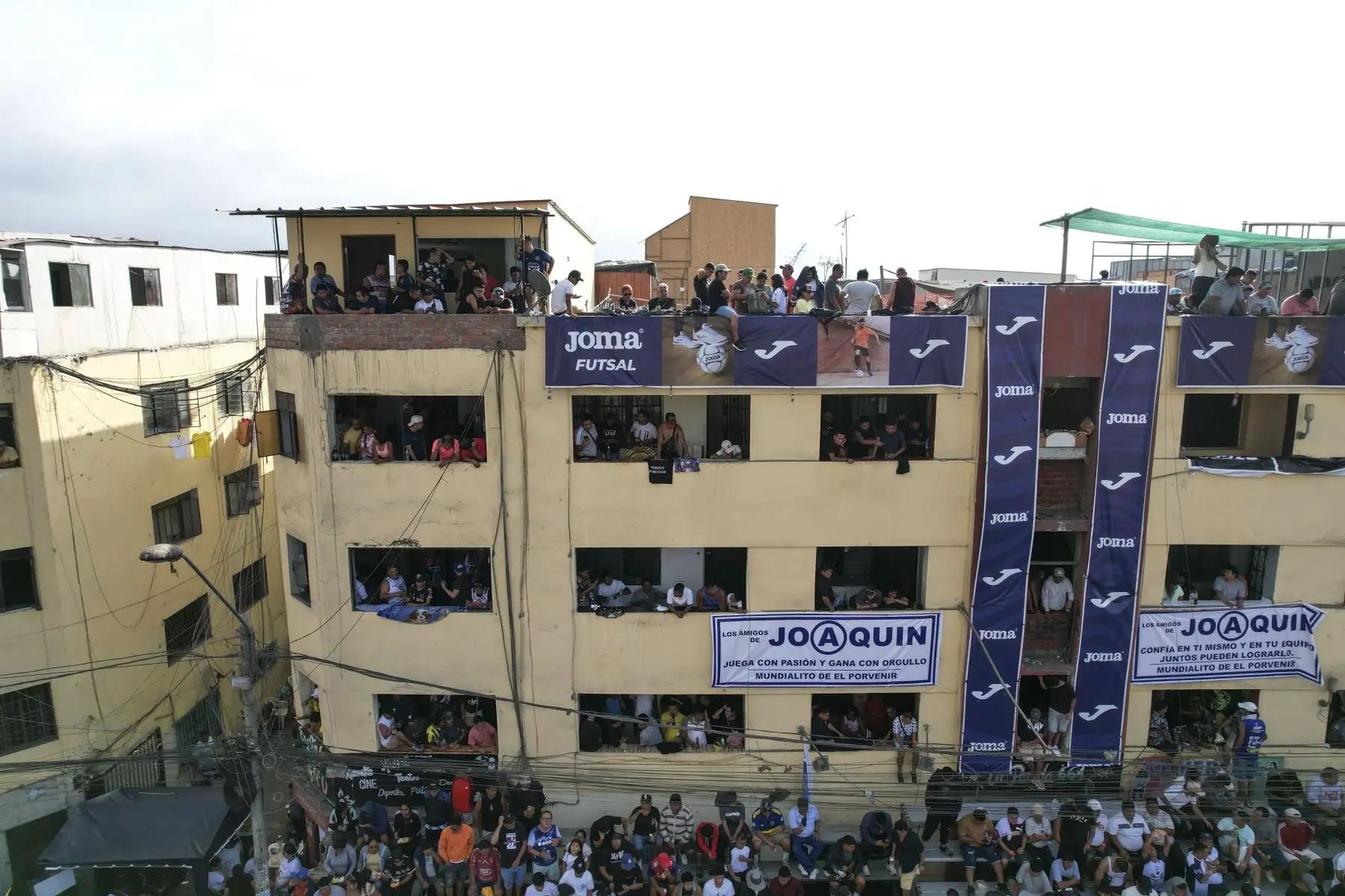 En la edición 73 del popular torneo de fútbol callejero que se disputa cada 1 de mayo para celebrar el Día del Trabajador en la cuadra seis del Jr. Parinacochas, en La Victoria, el equipo Purito Porvenir derrotó por 2 a 0 a El Bondy TF y se coronó campeón de este tradicional torneo relámpago de fútbol callejero.
Foto: ANDINA/Jhonel Rodríguez
