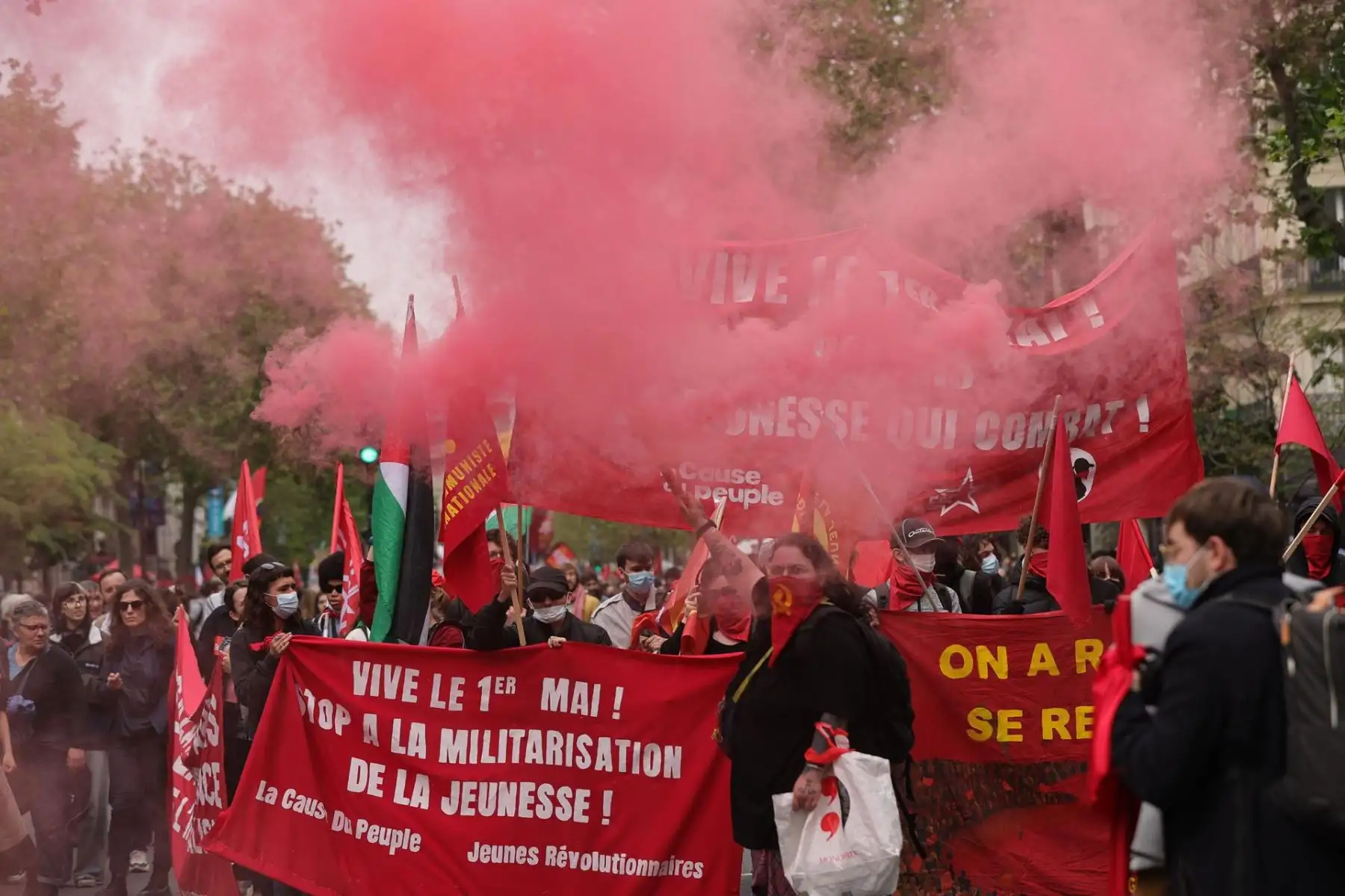 La gente libera humo de colores durante la marcha anual del día del Mayo en París, Francia, el 01 de mayo de 2024. Los sindicatos en Francia exigen mejores condiciones de vida, salarios más altos, la defensa de los servicios públicos y una paz justa y duradera. (Francia) EFE/EPA/Teresa Suárez
